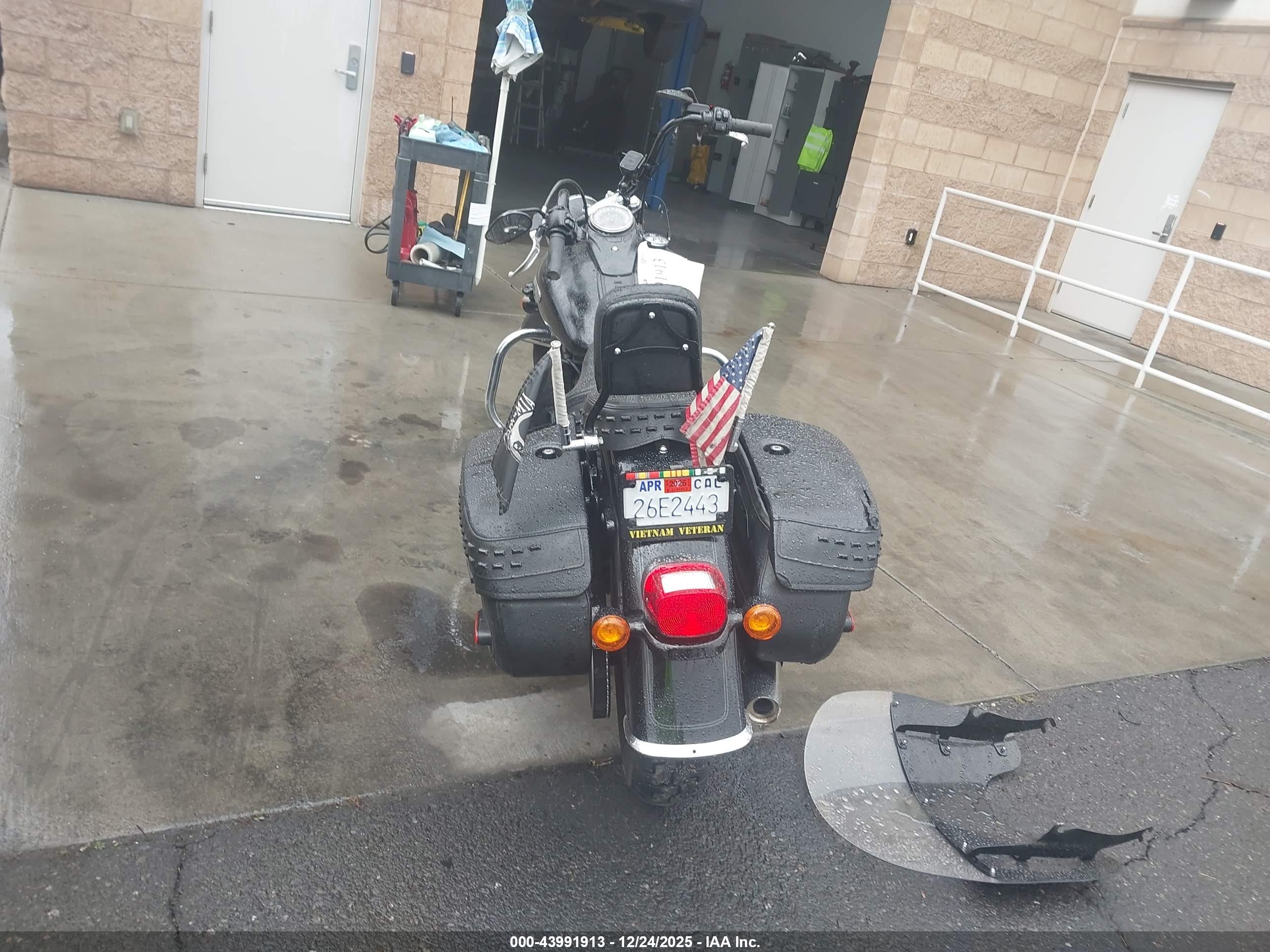 HARLEY-DAVIDSON FLHCS image 6