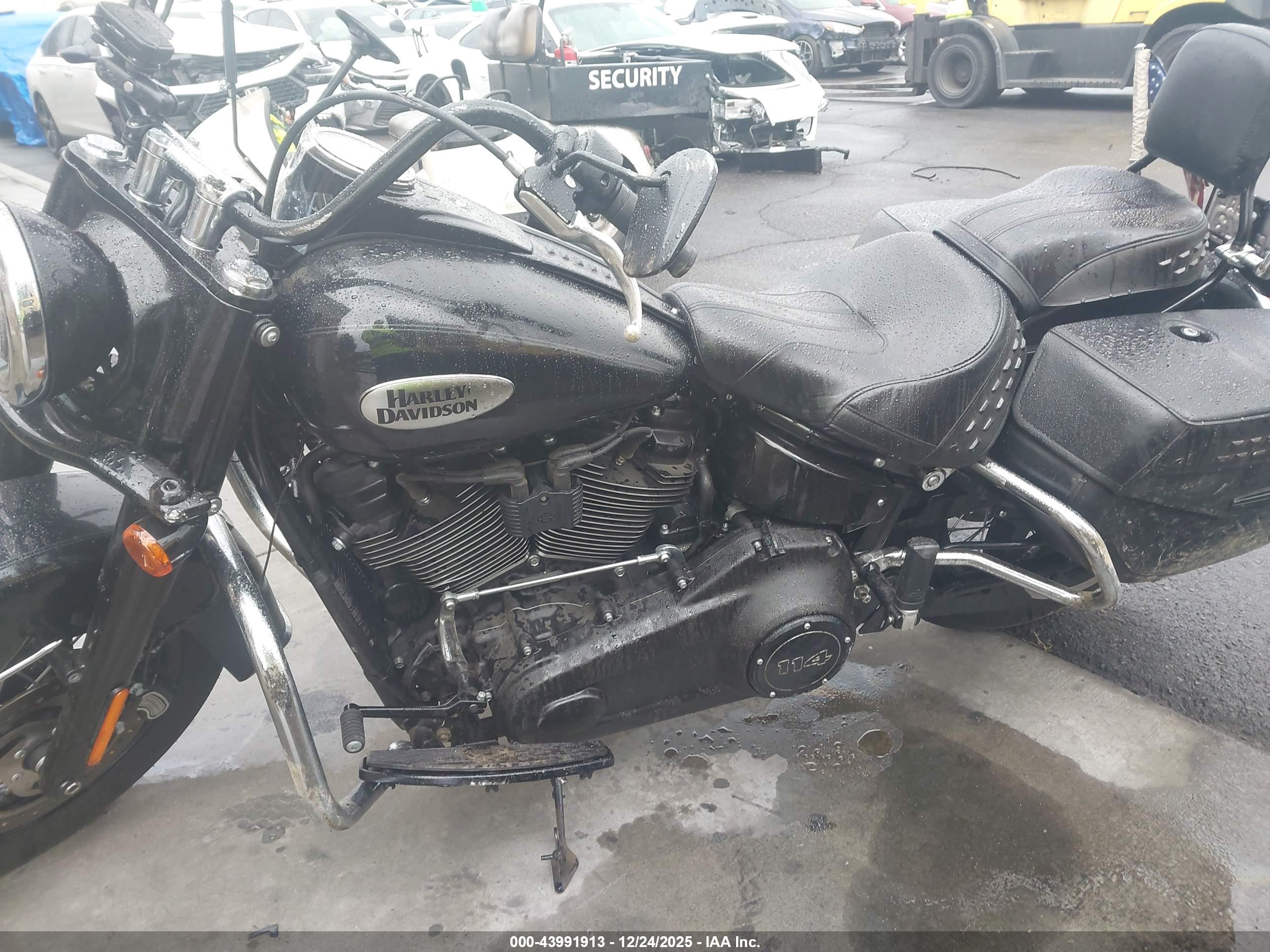 HARLEY-DAVIDSON FLHCS image 9