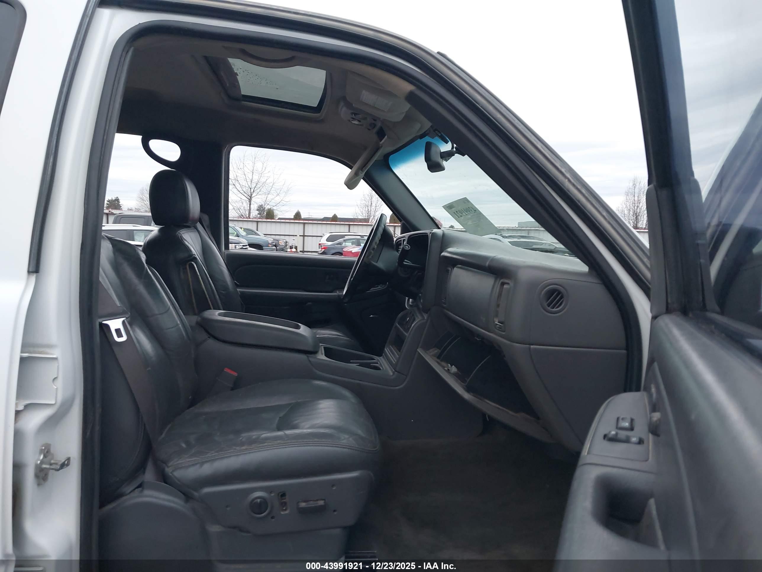 CHEVROLET SILVERADO image 5