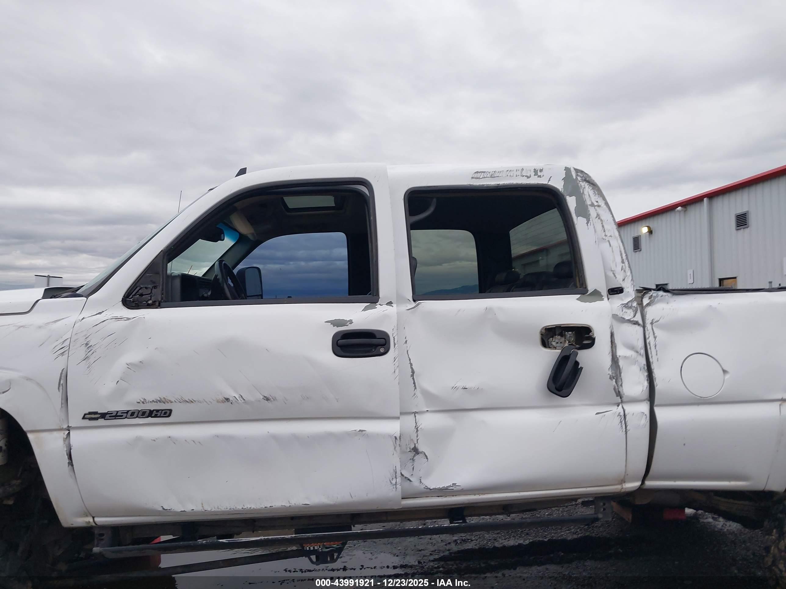 CHEVROLET SILVERADO image 6