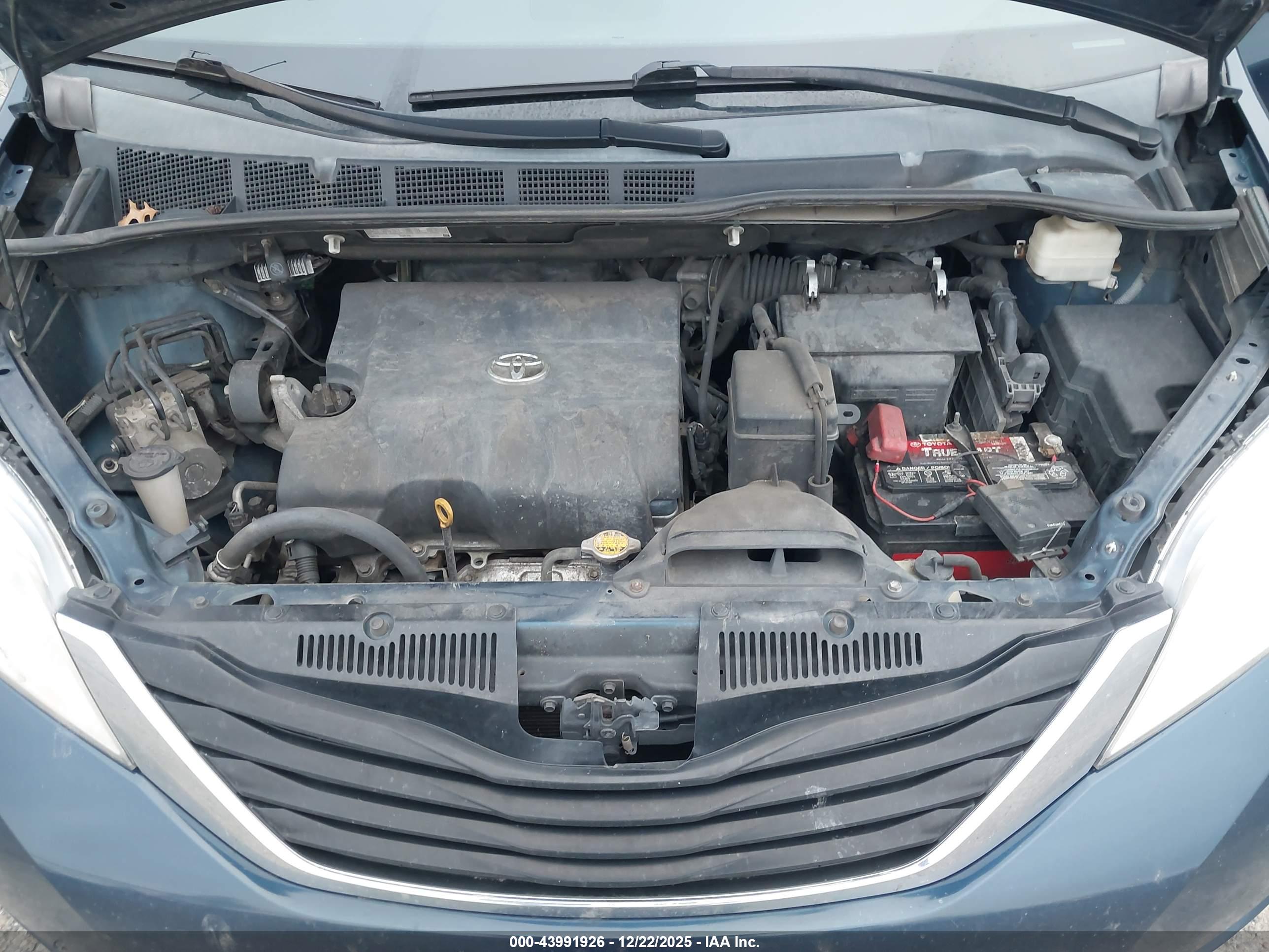 TOYOTA SIENNA image 10
