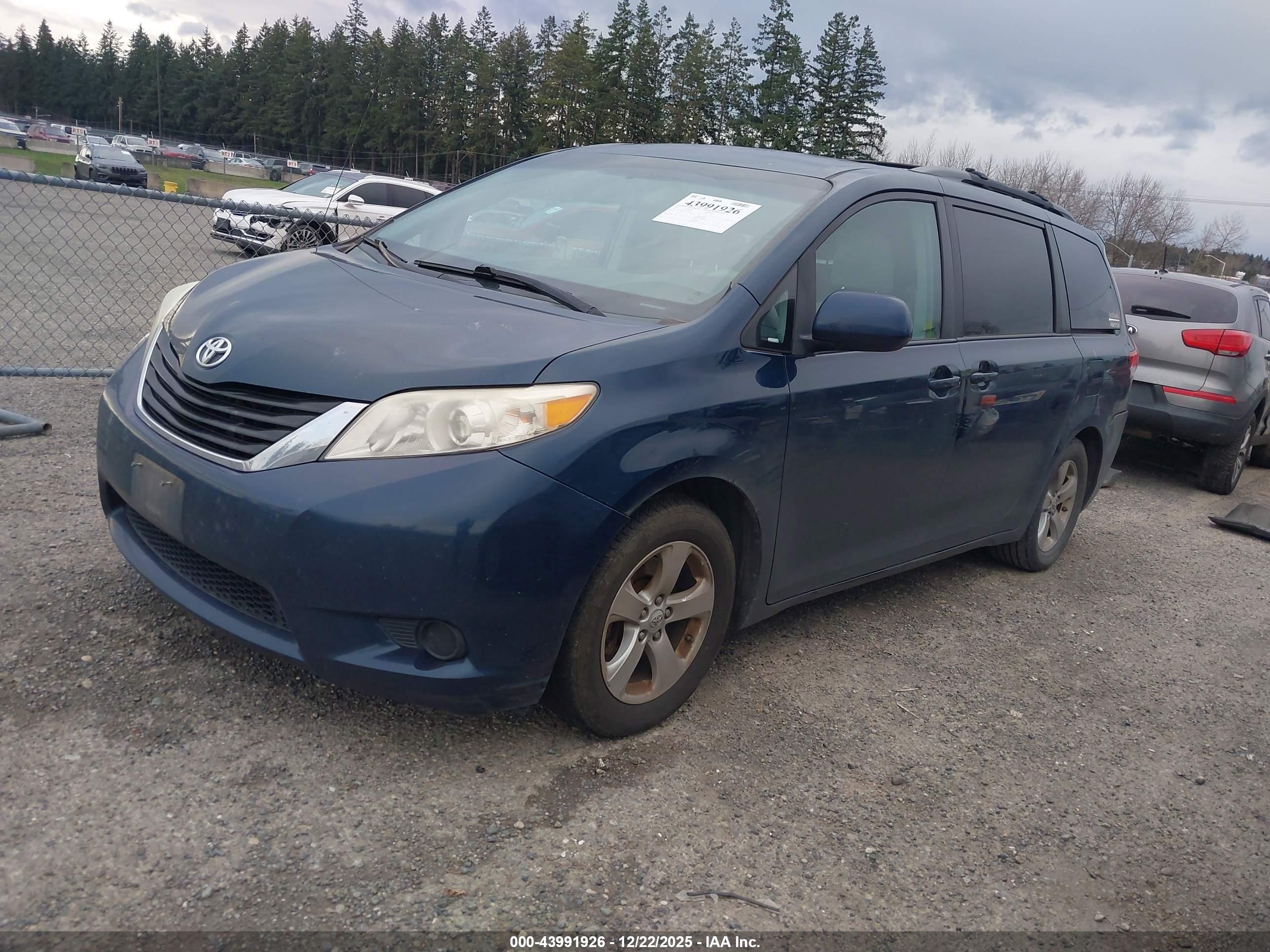 TOYOTA SIENNA image 2