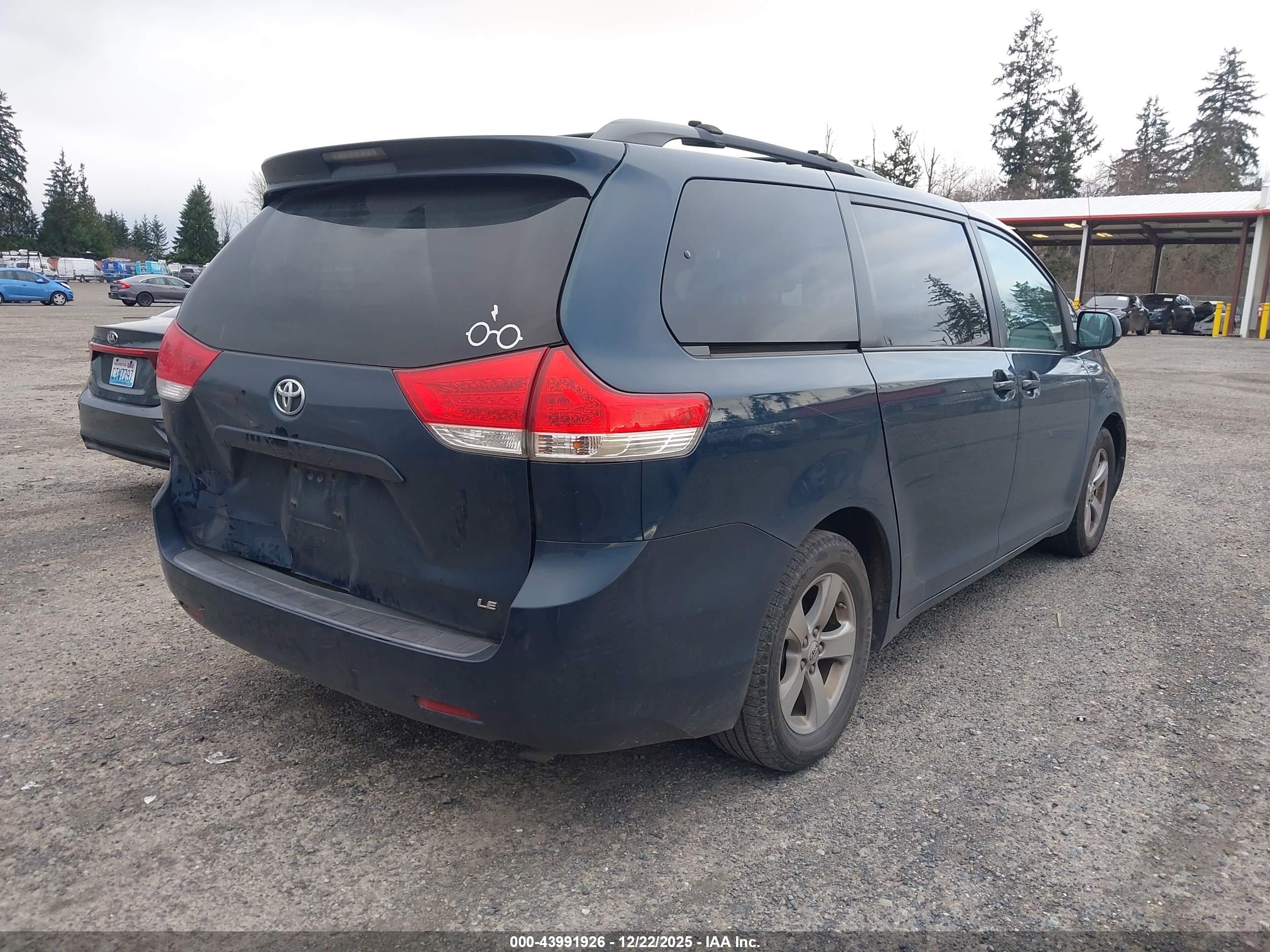 TOYOTA SIENNA image 4