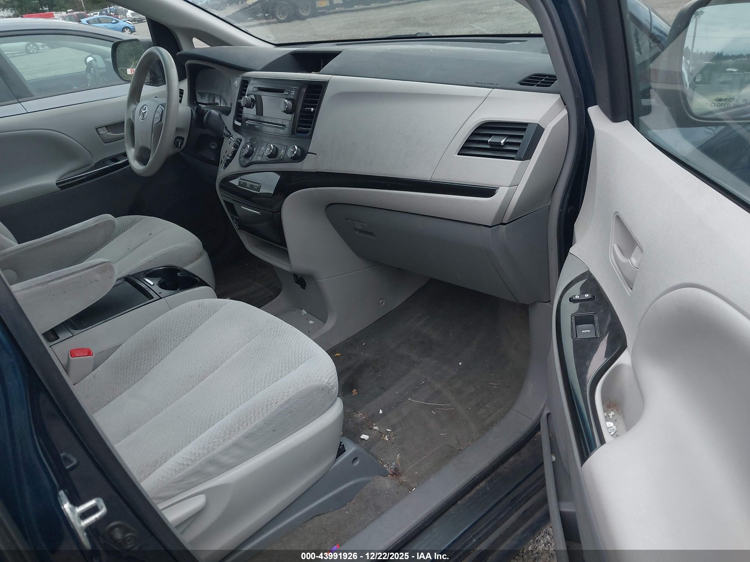 TOYOTA SIENNA image 5