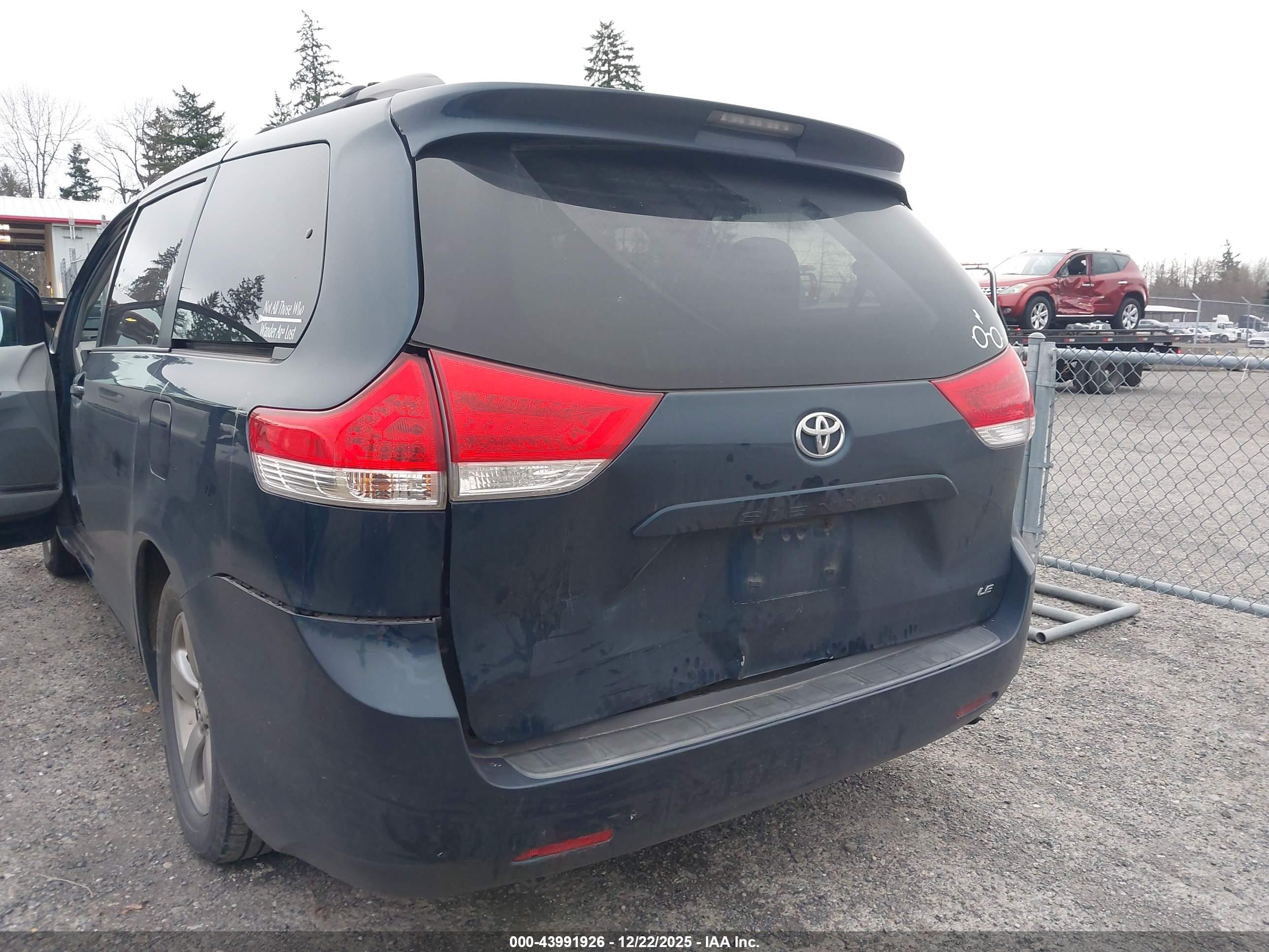 TOYOTA SIENNA image 6