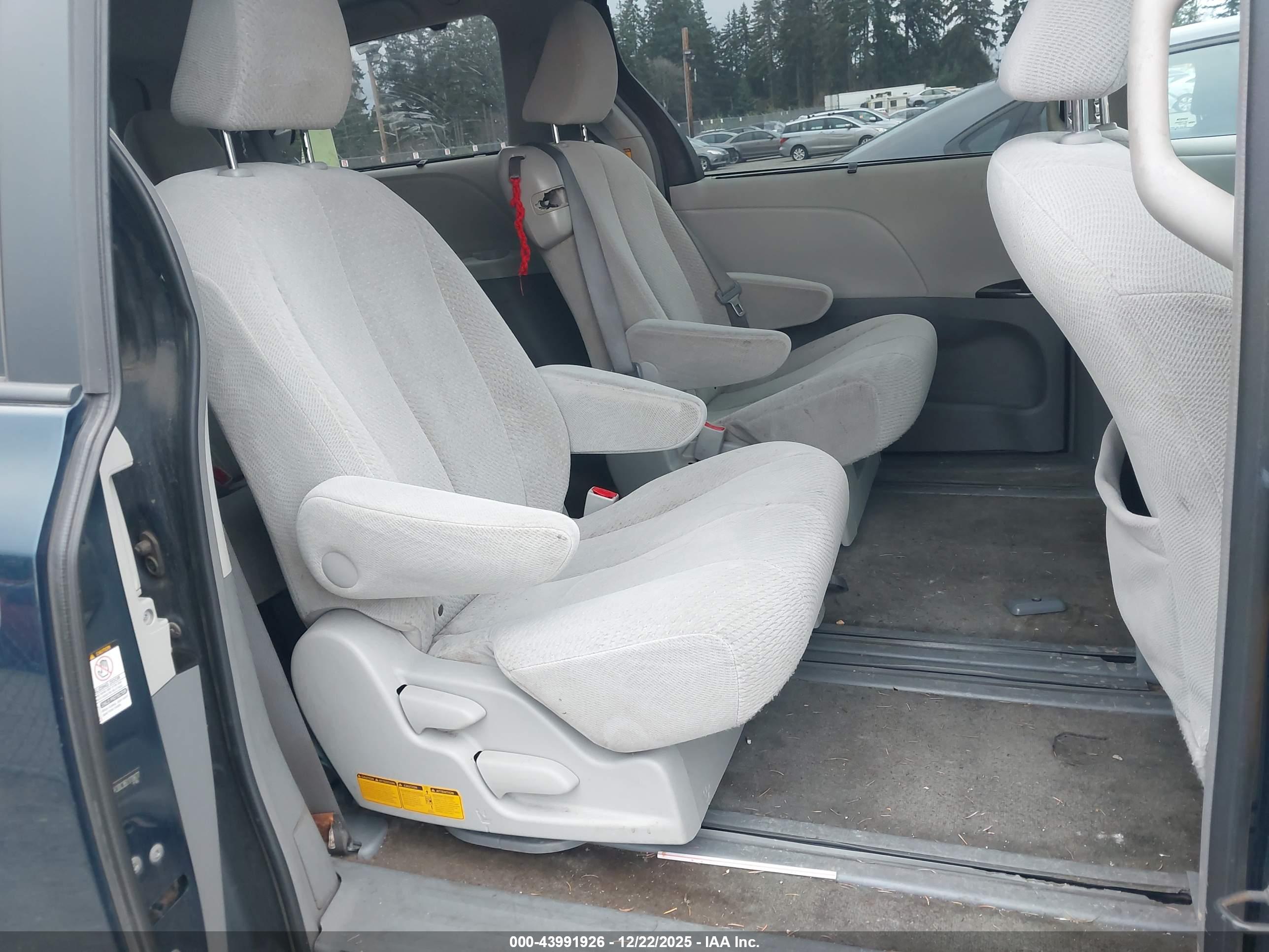 TOYOTA SIENNA image 8