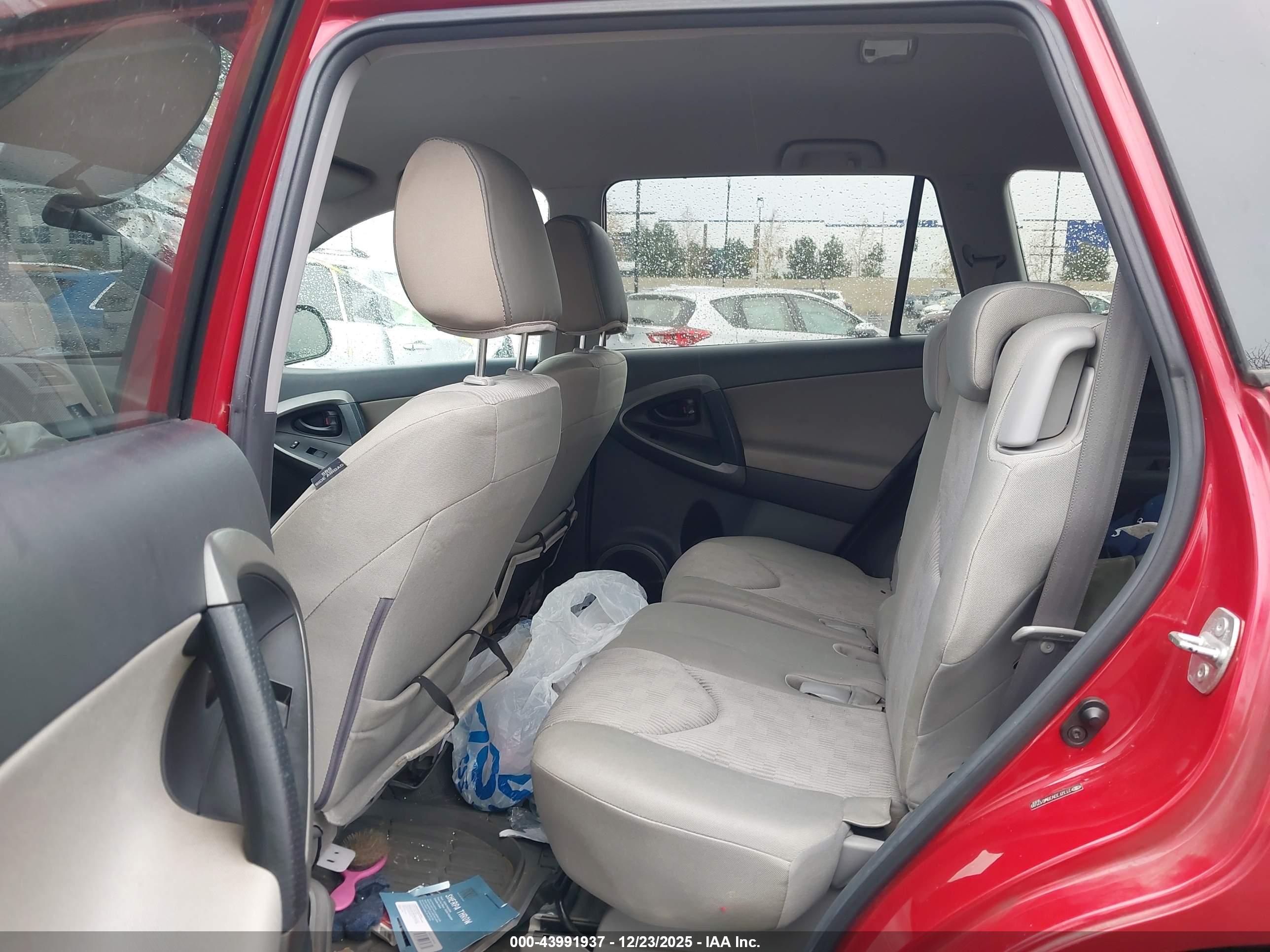 TOYOTA RAV4 image 8