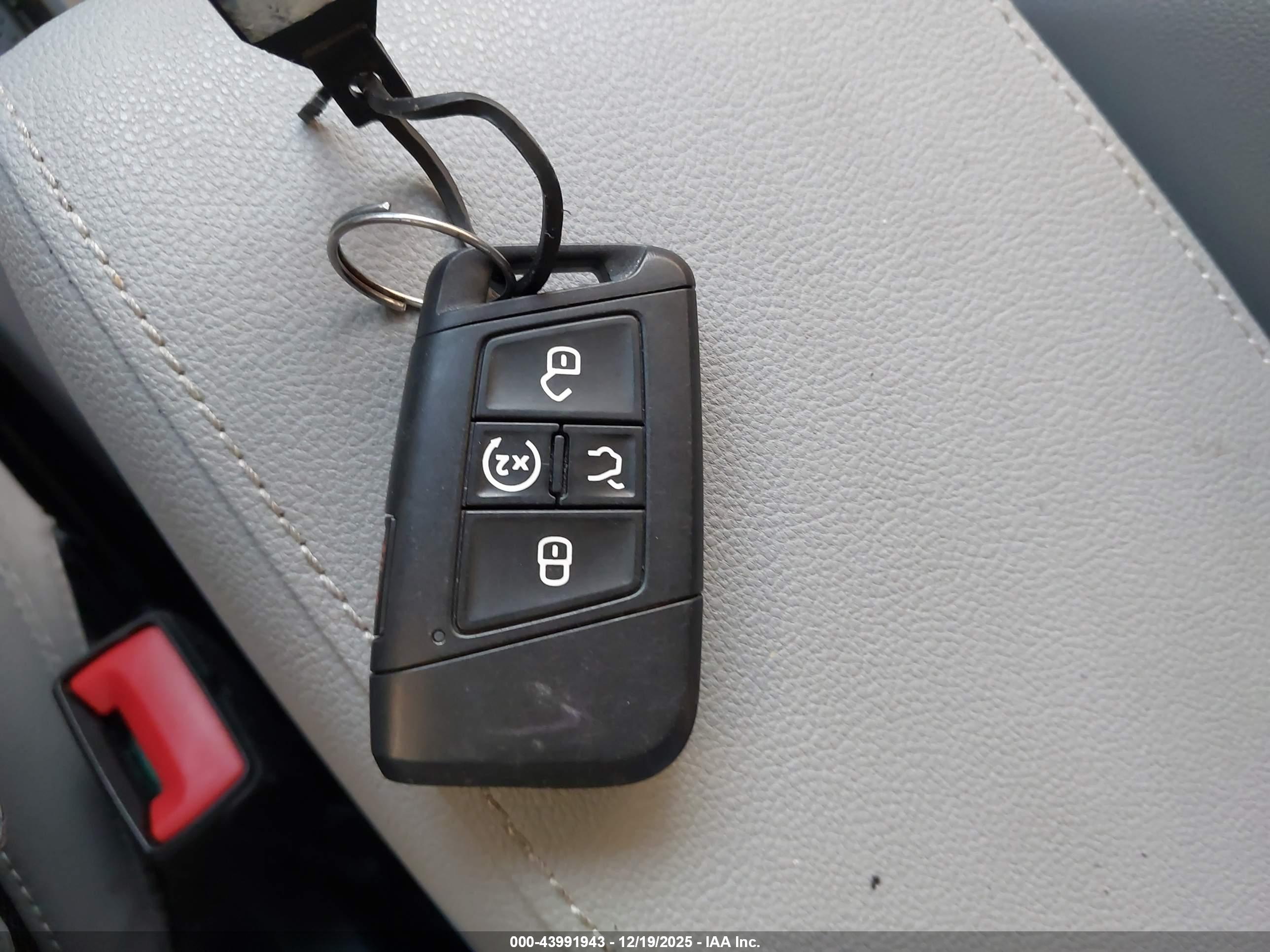 VOLKSWAGEN TAOS image 11