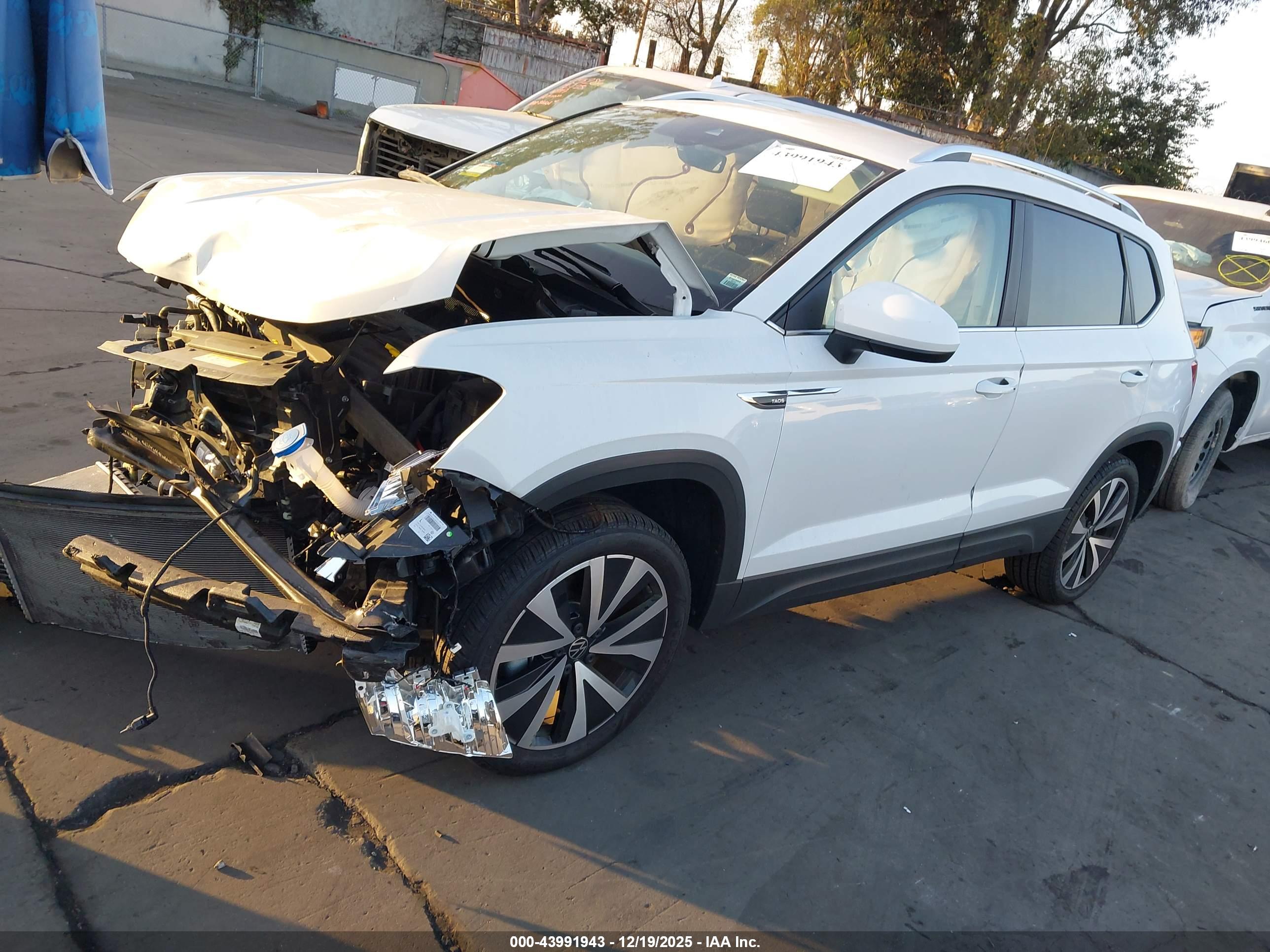 VOLKSWAGEN TAOS image 2