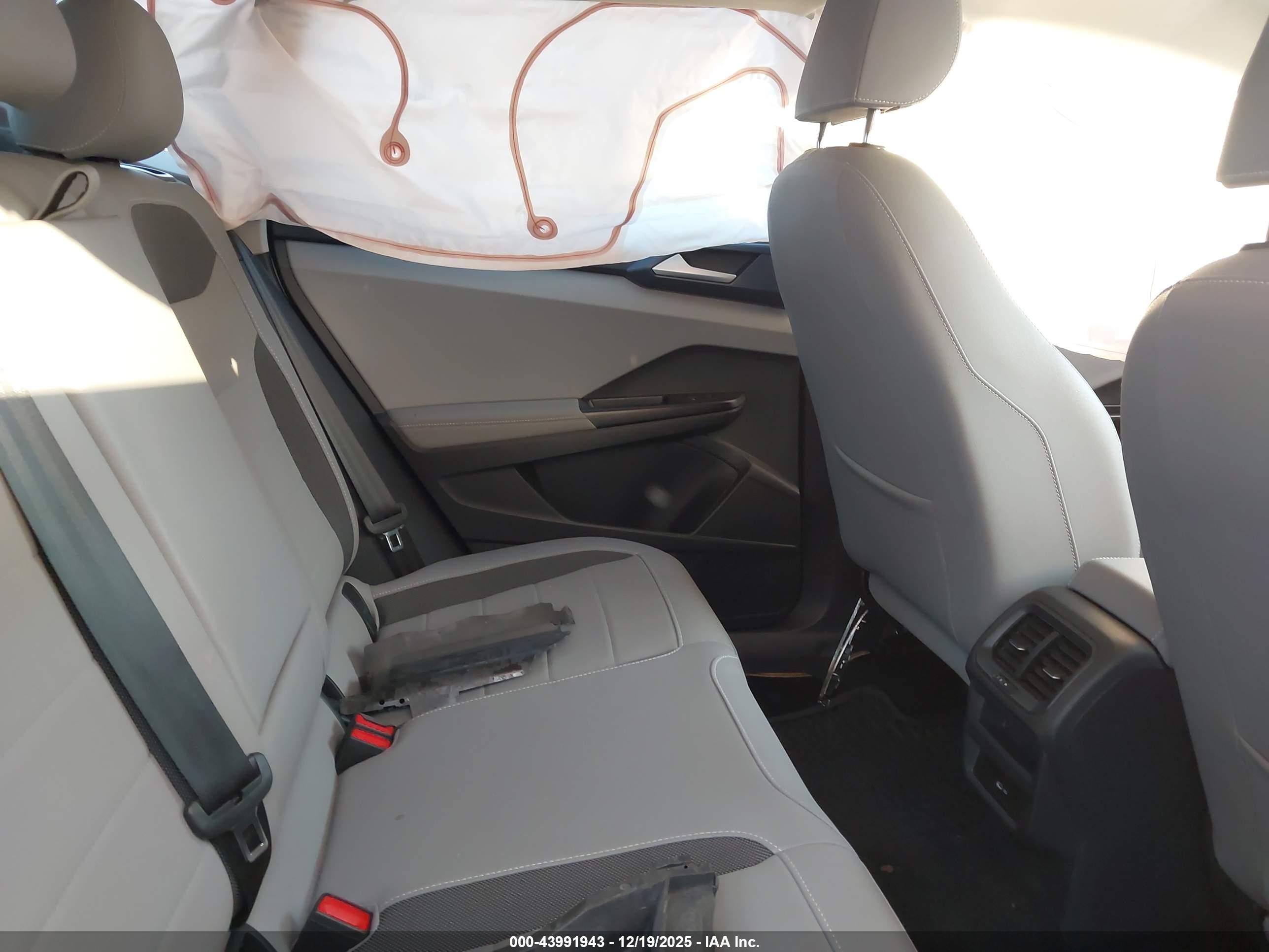 VOLKSWAGEN TAOS image 8