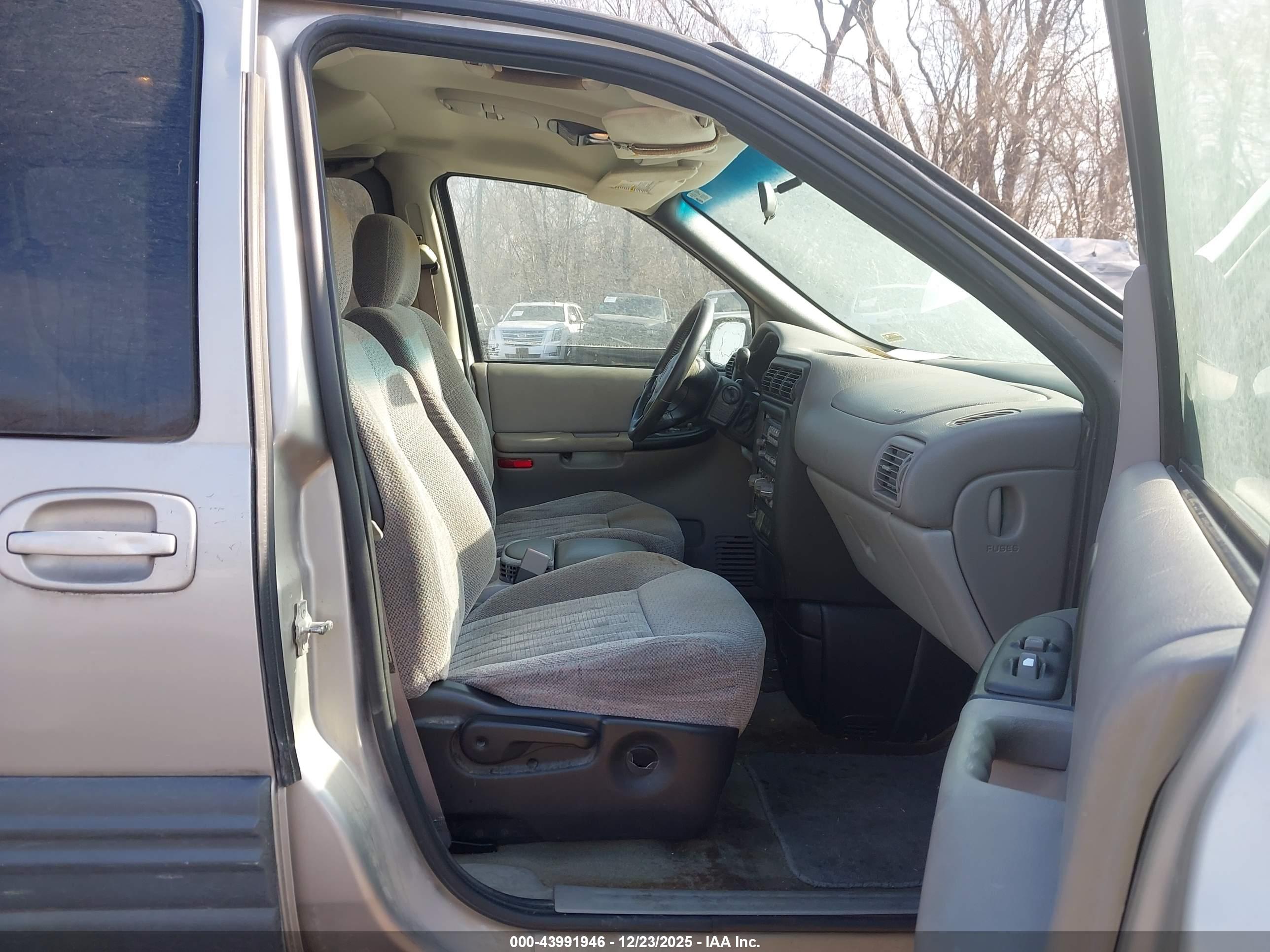 PONTIAC MONTANA image 5