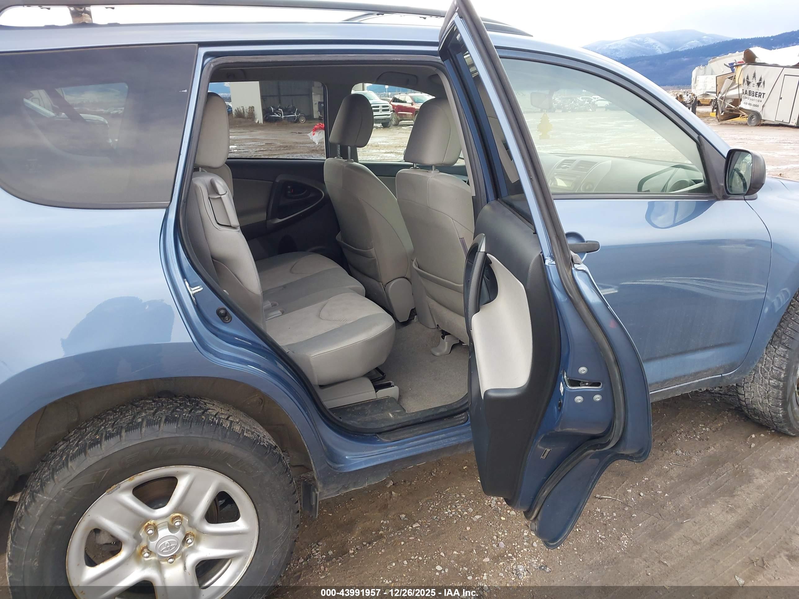 TOYOTA RAV4 image 8