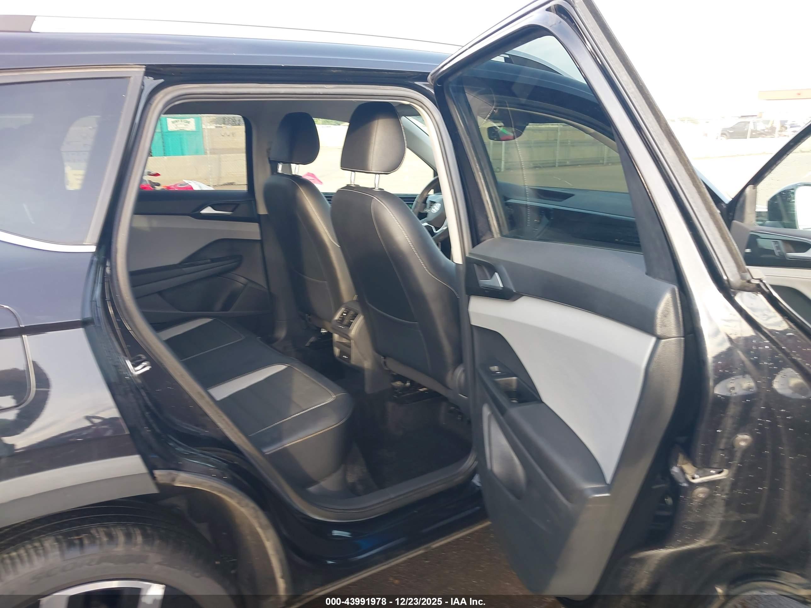 VOLKSWAGEN TAOS image 8