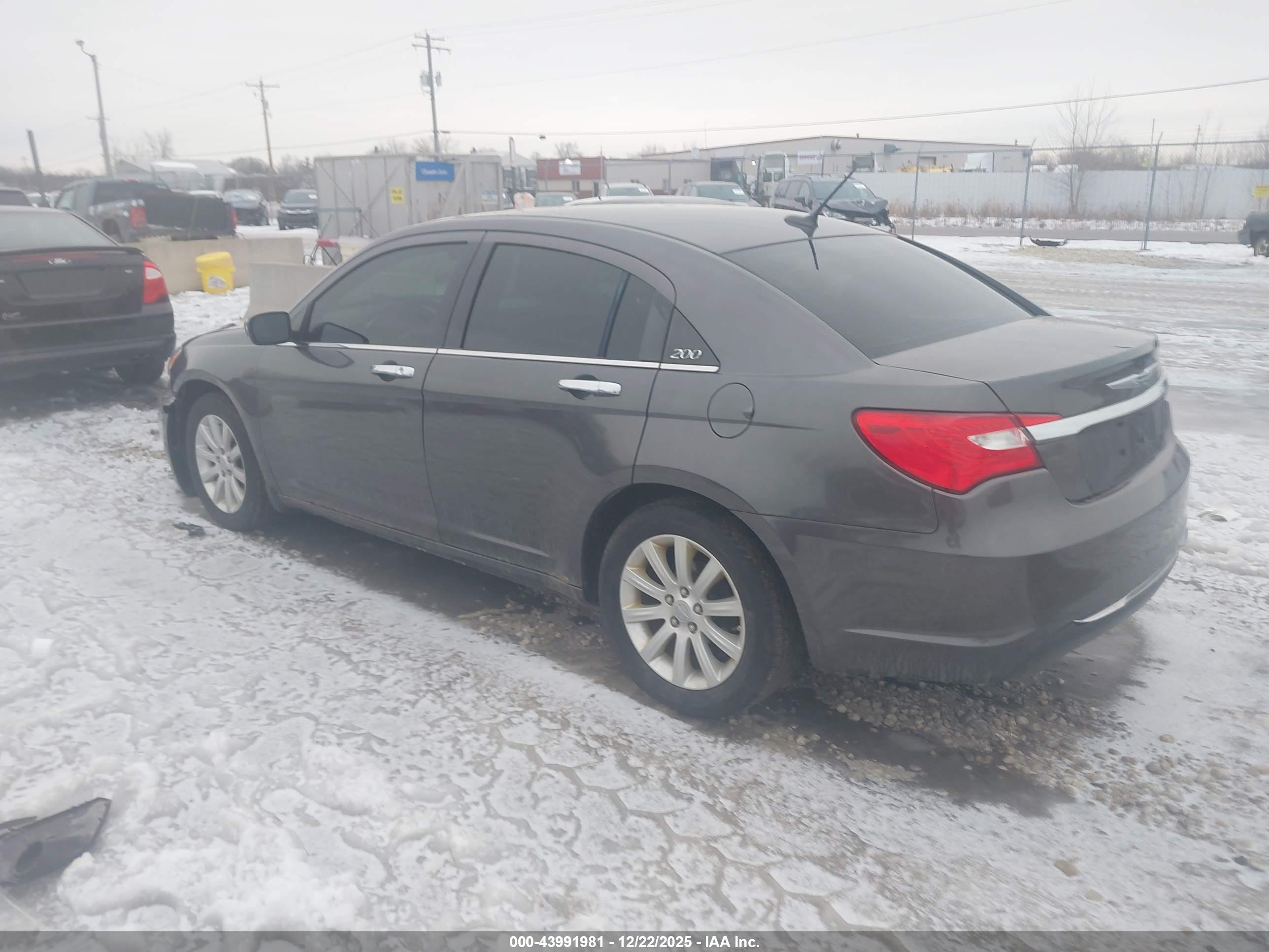 CHRYSLER 200 image 3