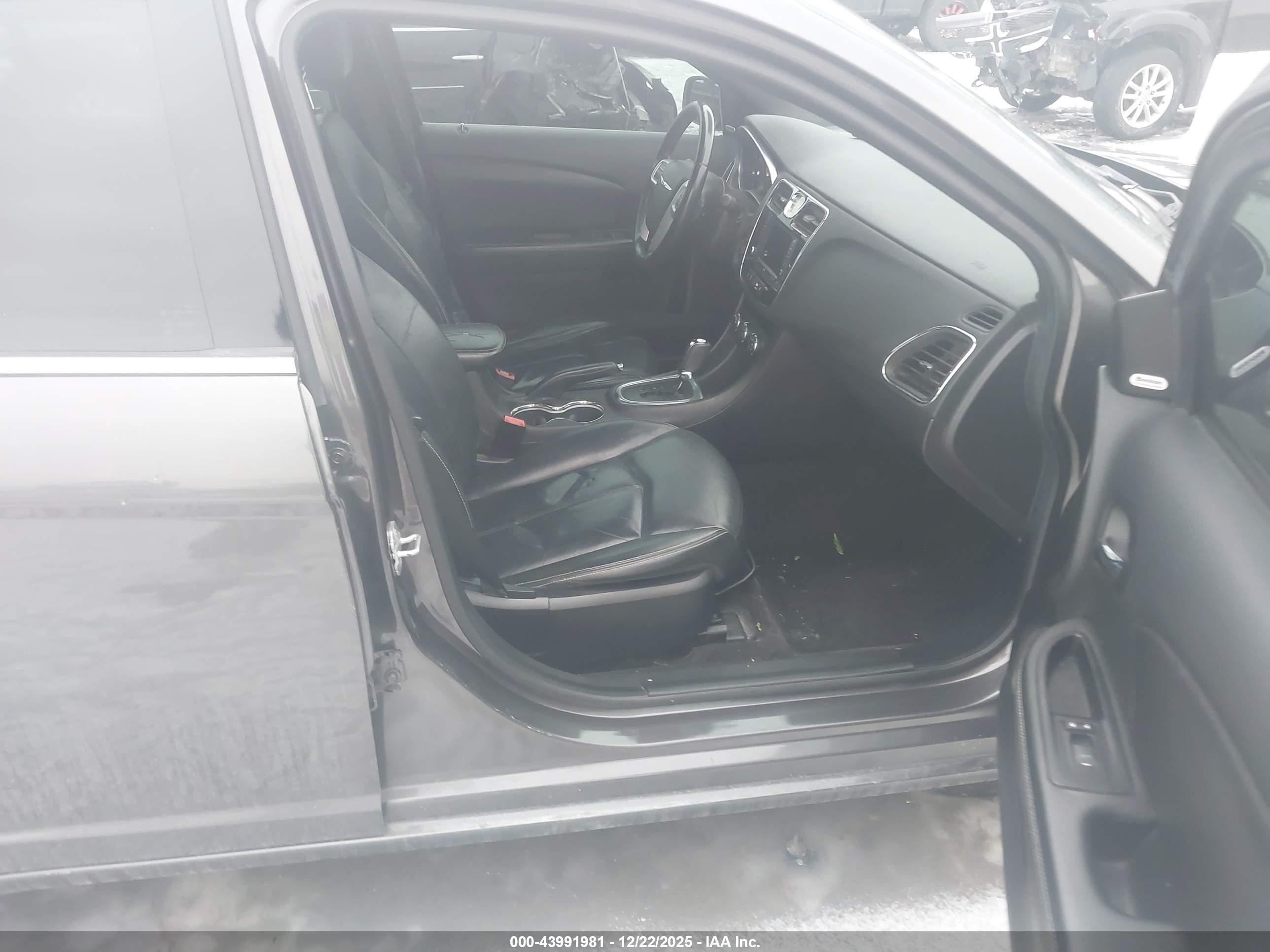 CHRYSLER 200 image 5