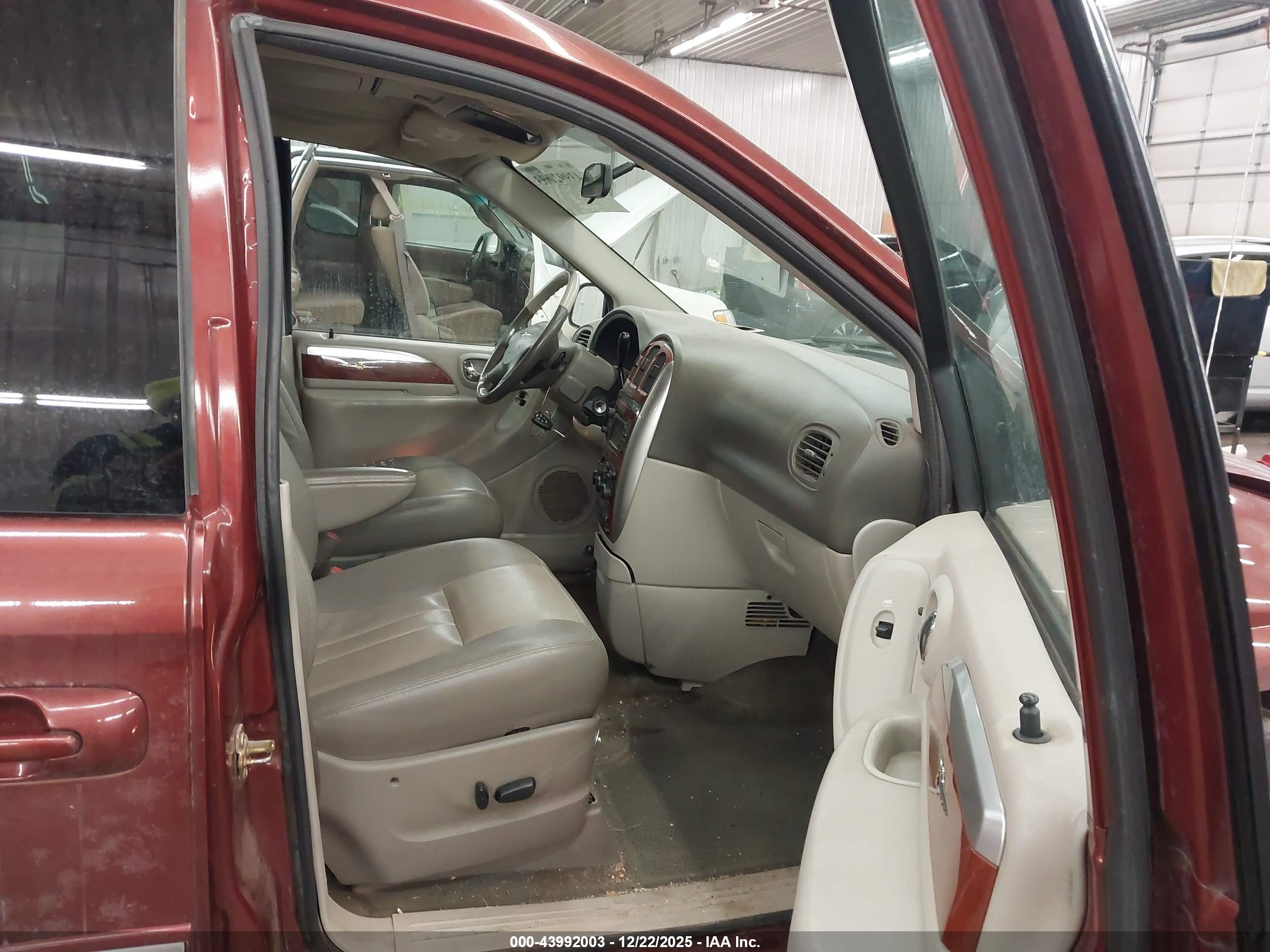 CHRYSLER TOWN image 5