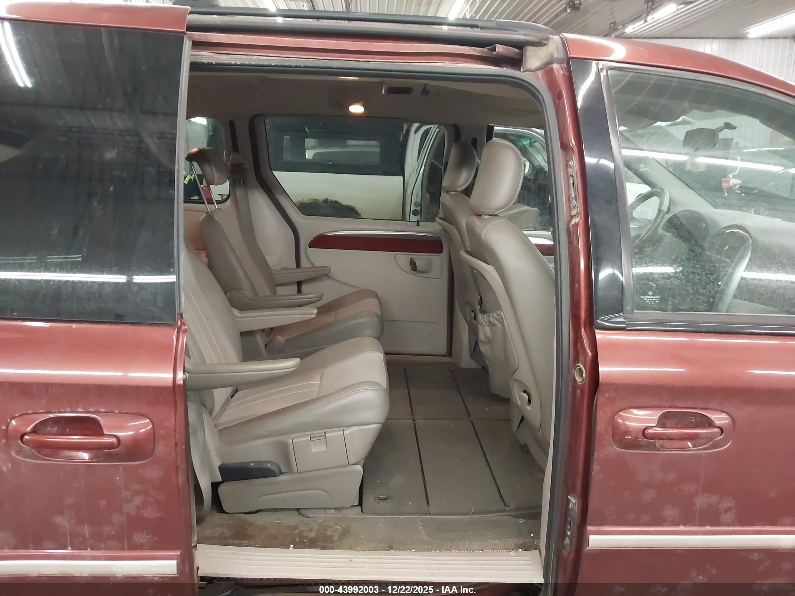 CHRYSLER TOWN image 8
