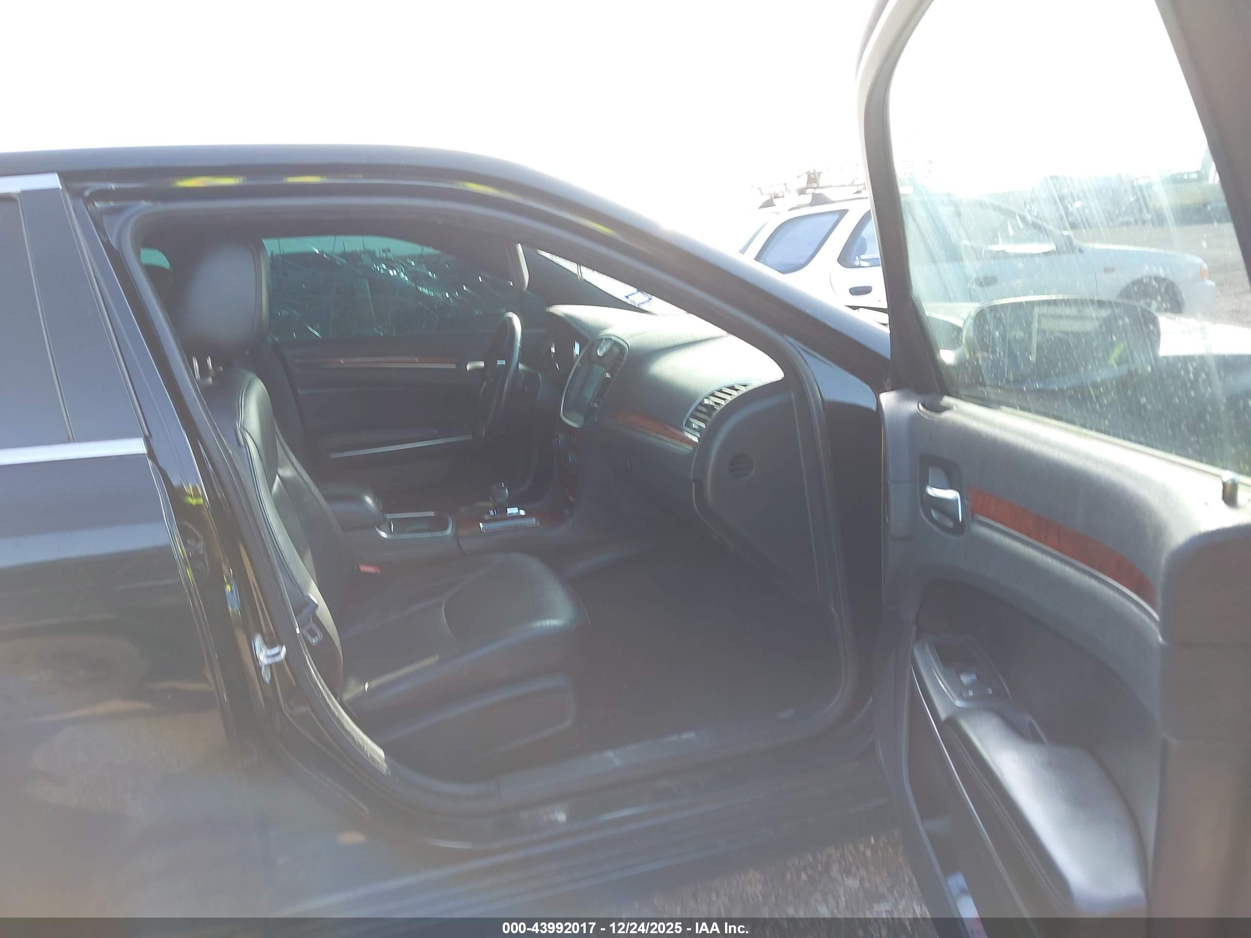 CHRYSLER 300 image 5