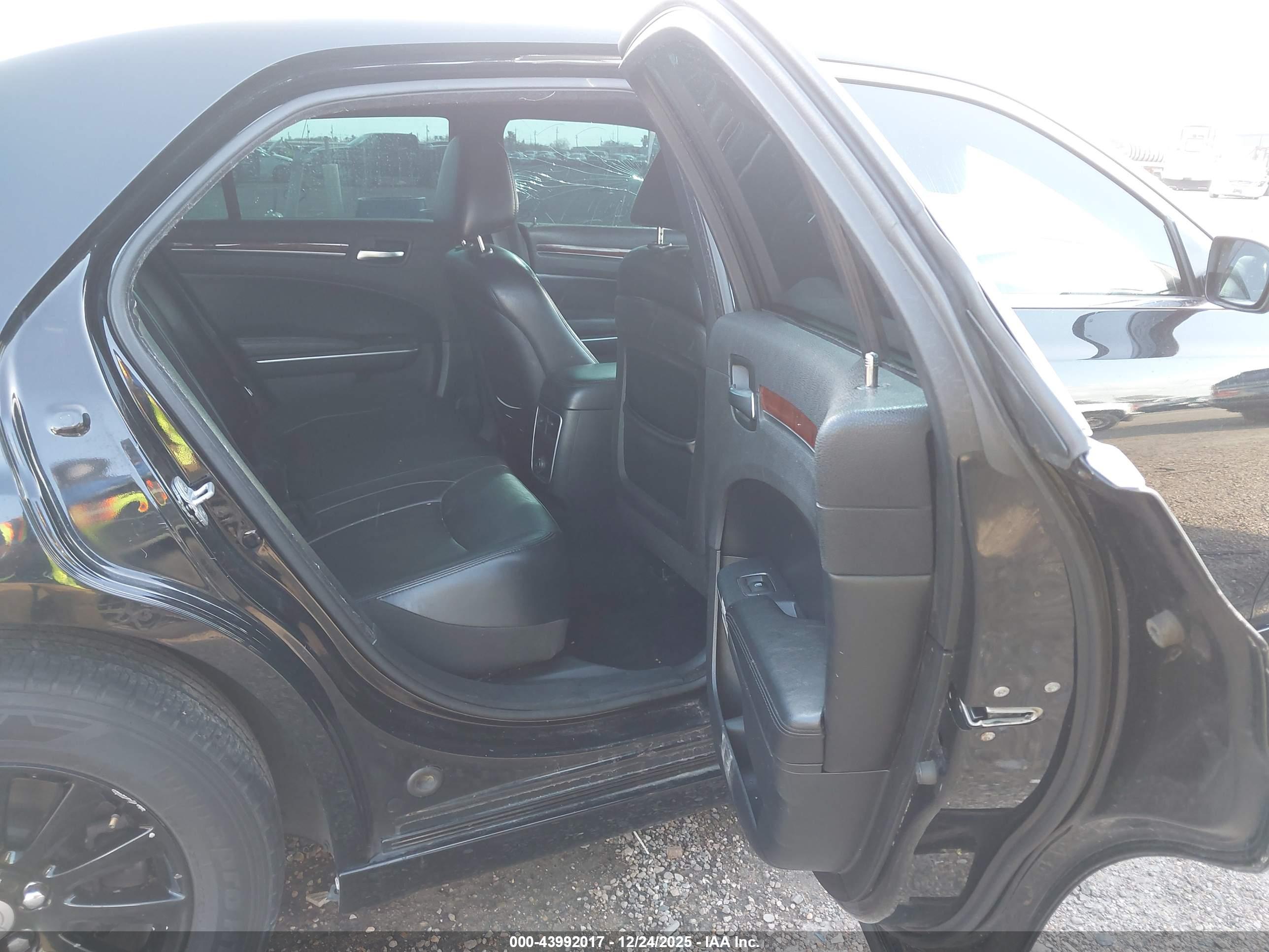 CHRYSLER 300 image 8