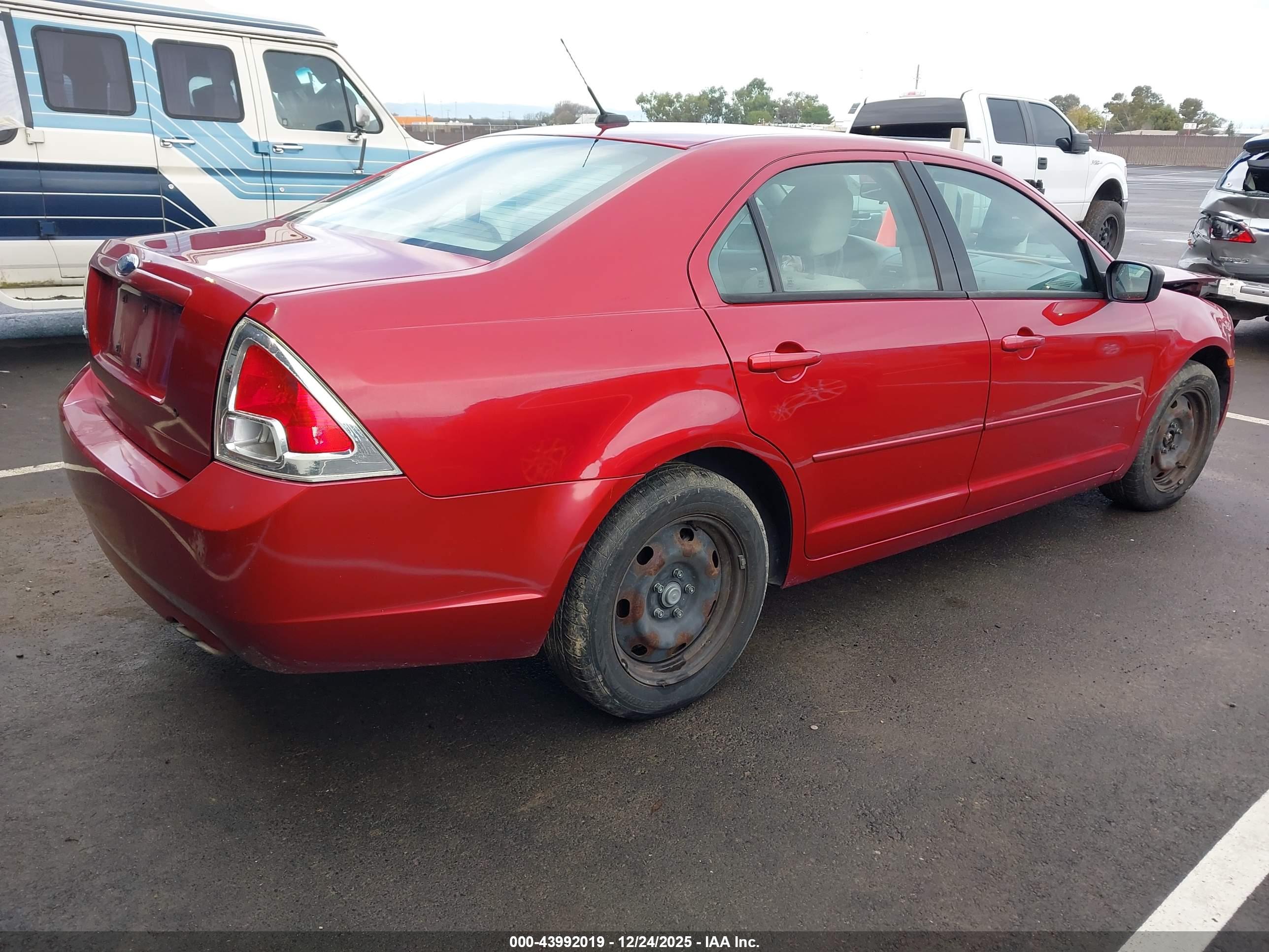 FORD FUSION image 4