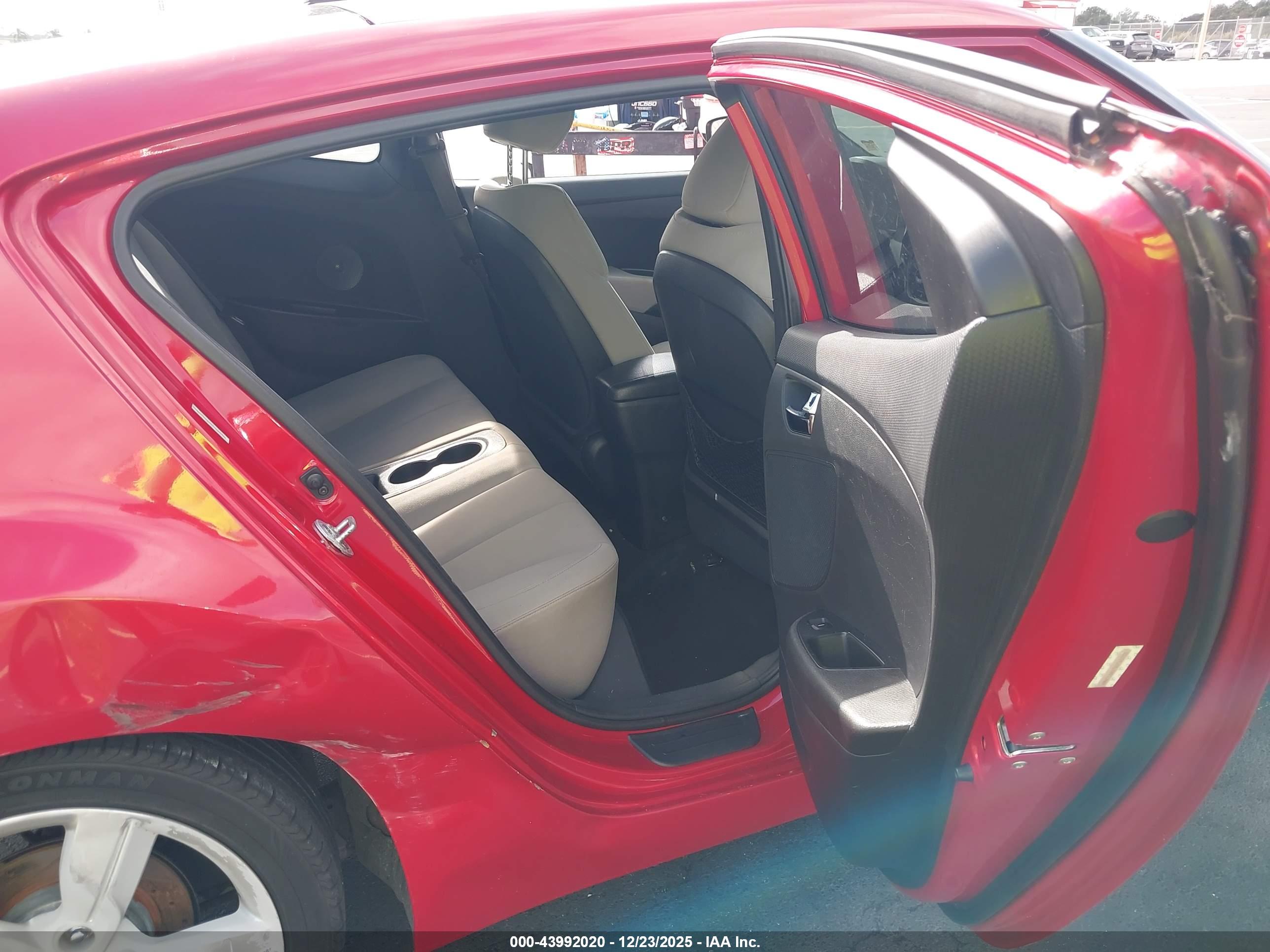 HYUNDAI VELOSTER image 8