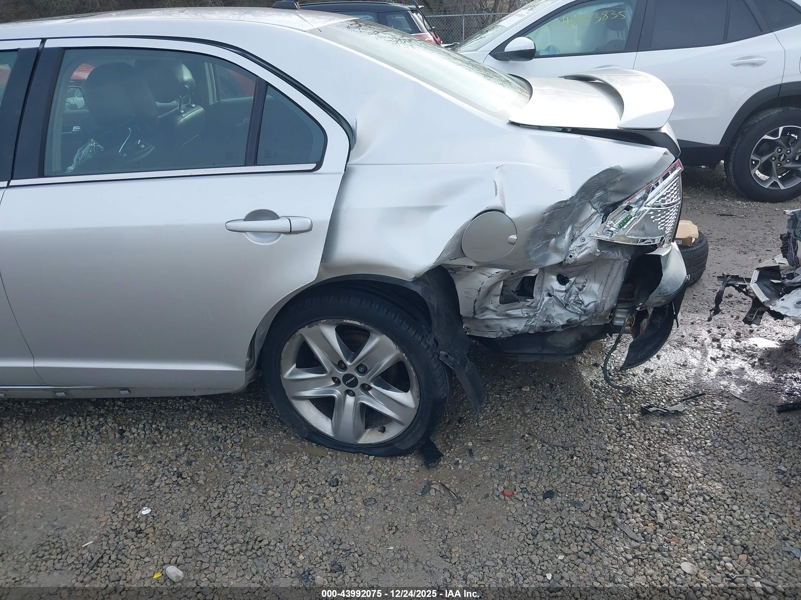 FORD FUSION image 6