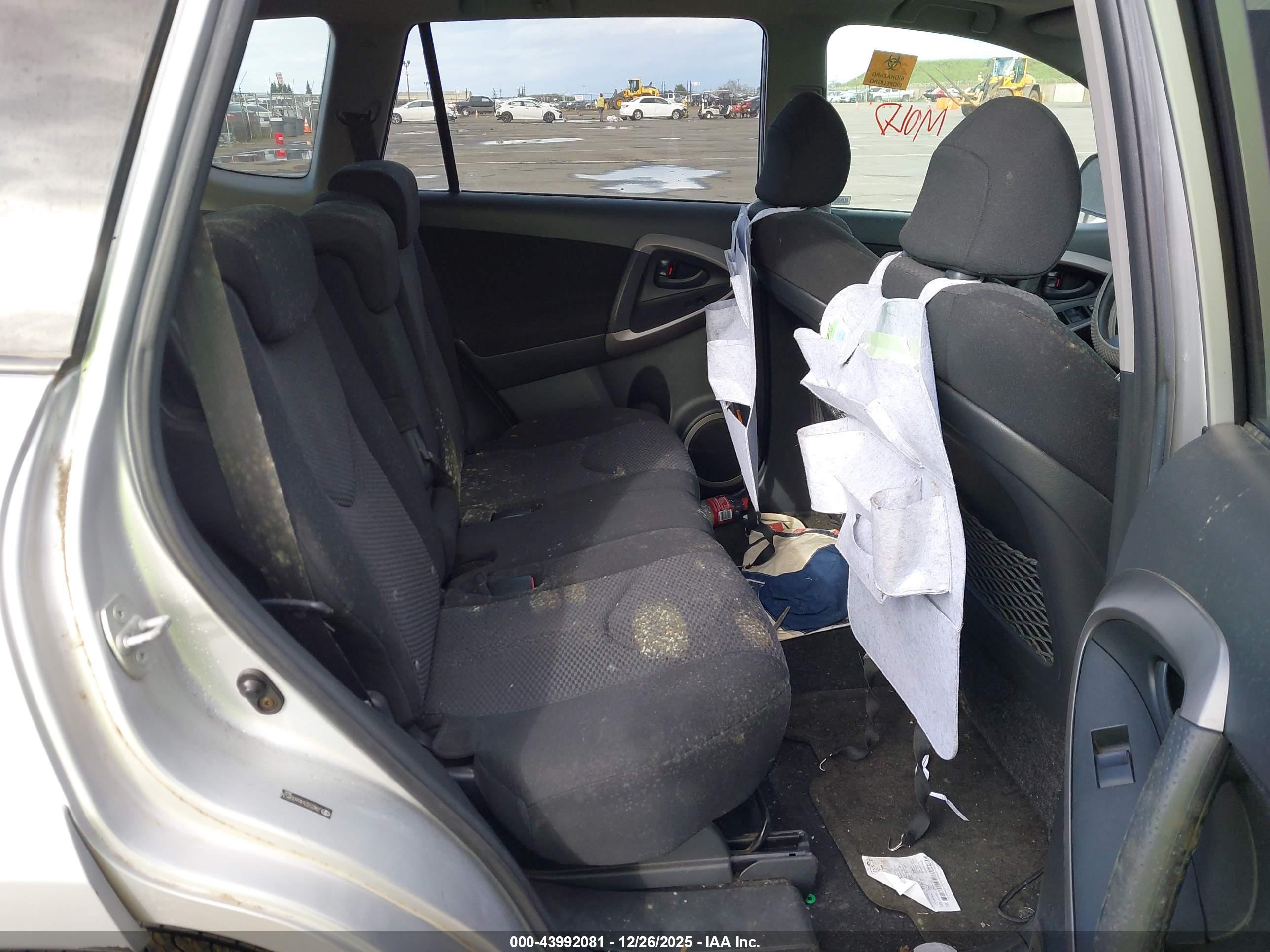 TOYOTA RAV4 image 8