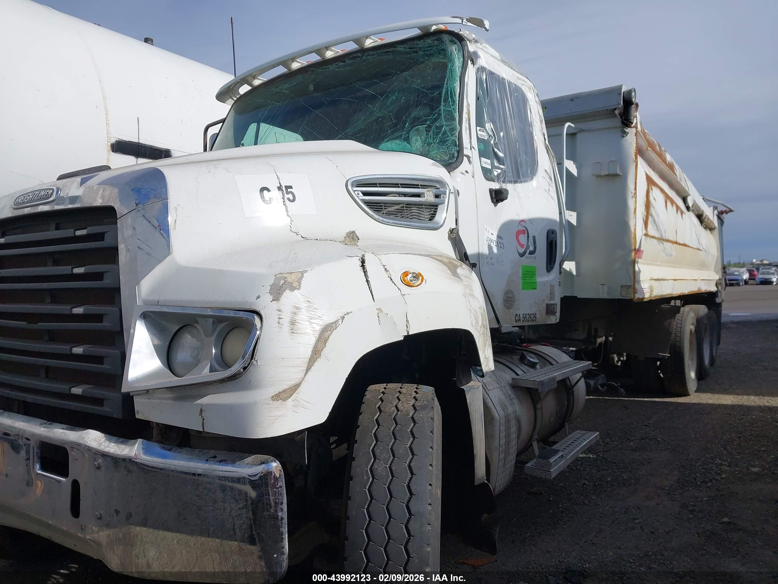 FREIGHTLINER 114SD image 2
