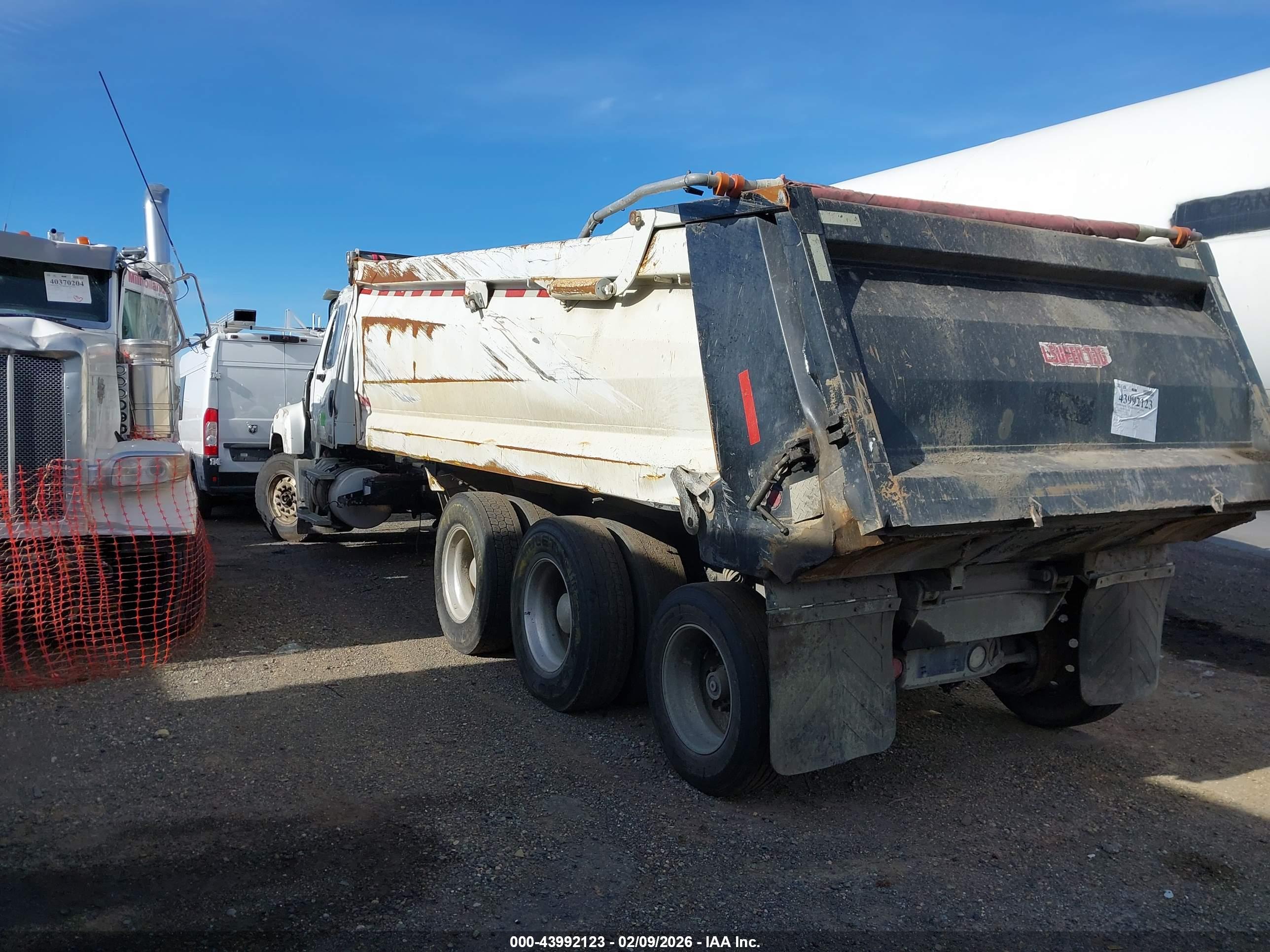 FREIGHTLINER 114SD image 3