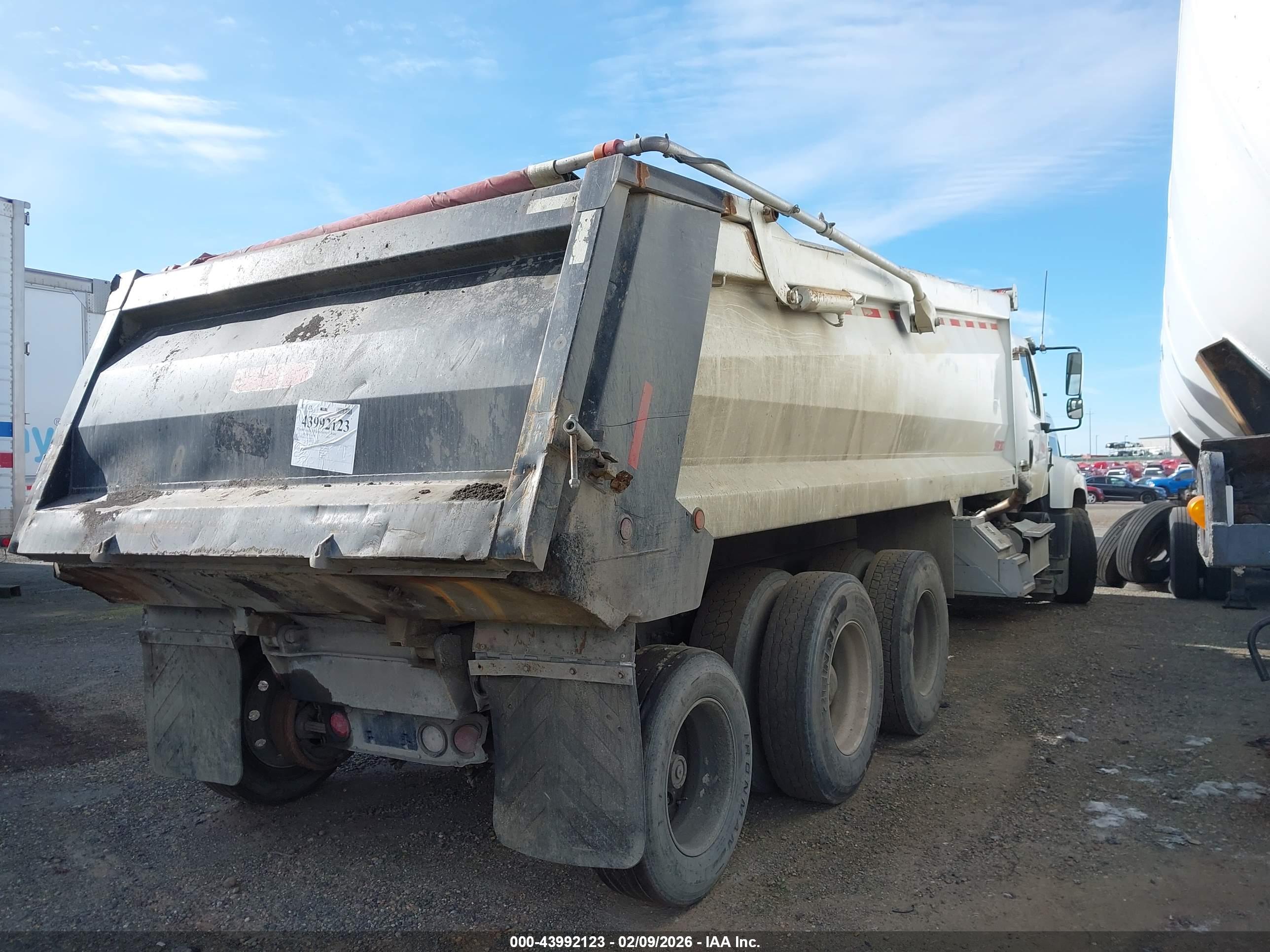 FREIGHTLINER 114SD image 4