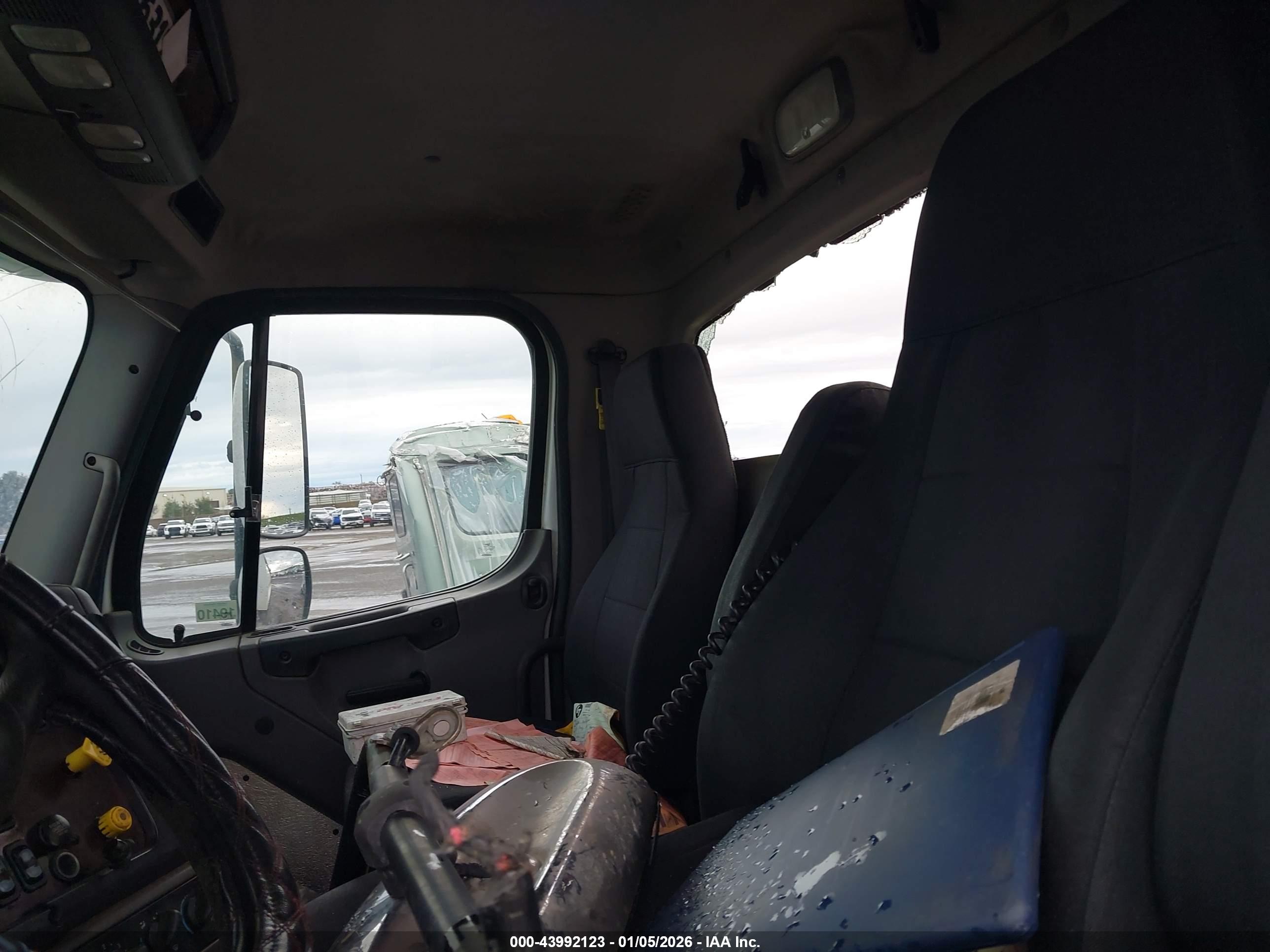 FREIGHTLINER 114SD image 7