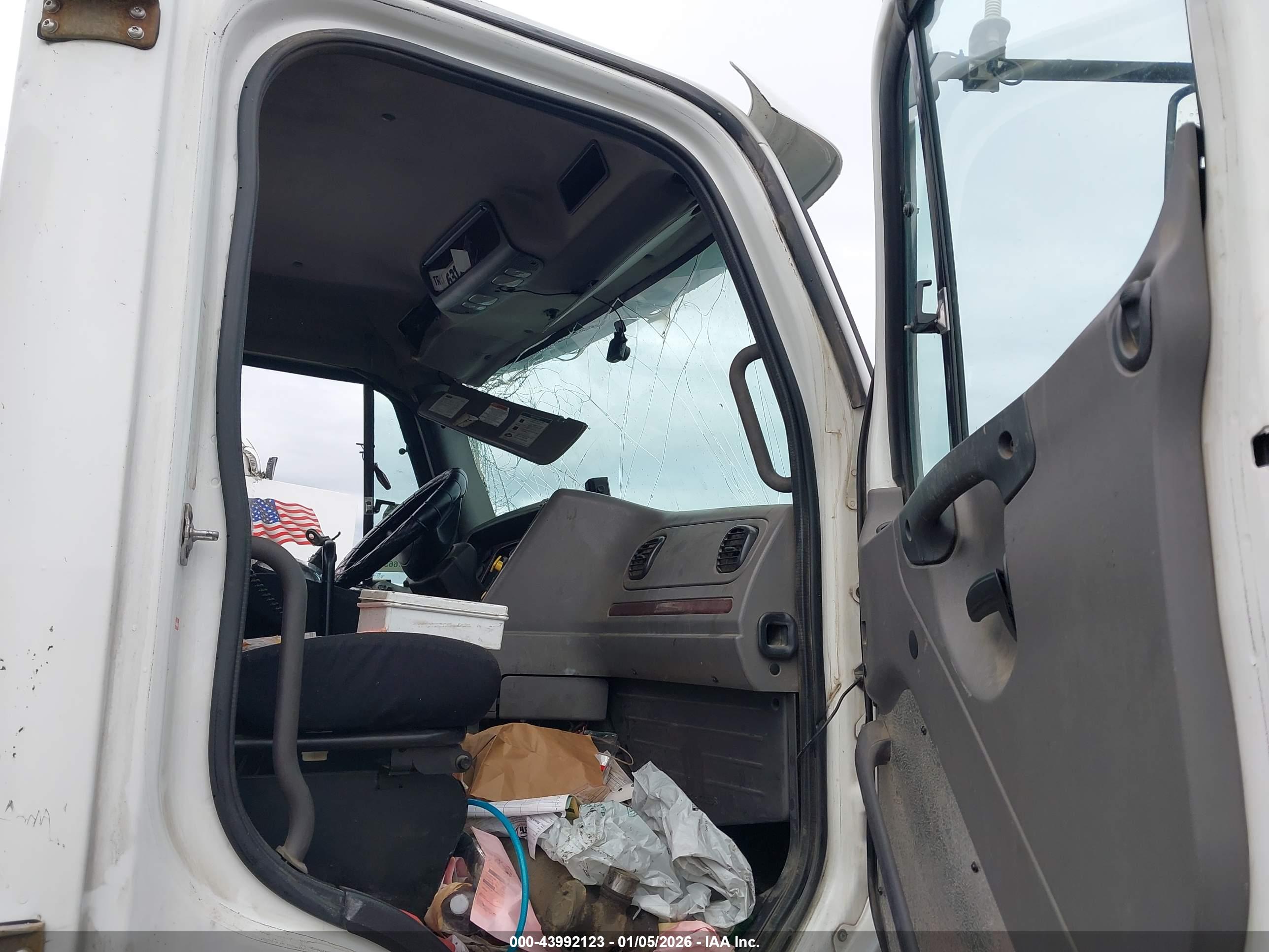 FREIGHTLINER 114SD image 8
