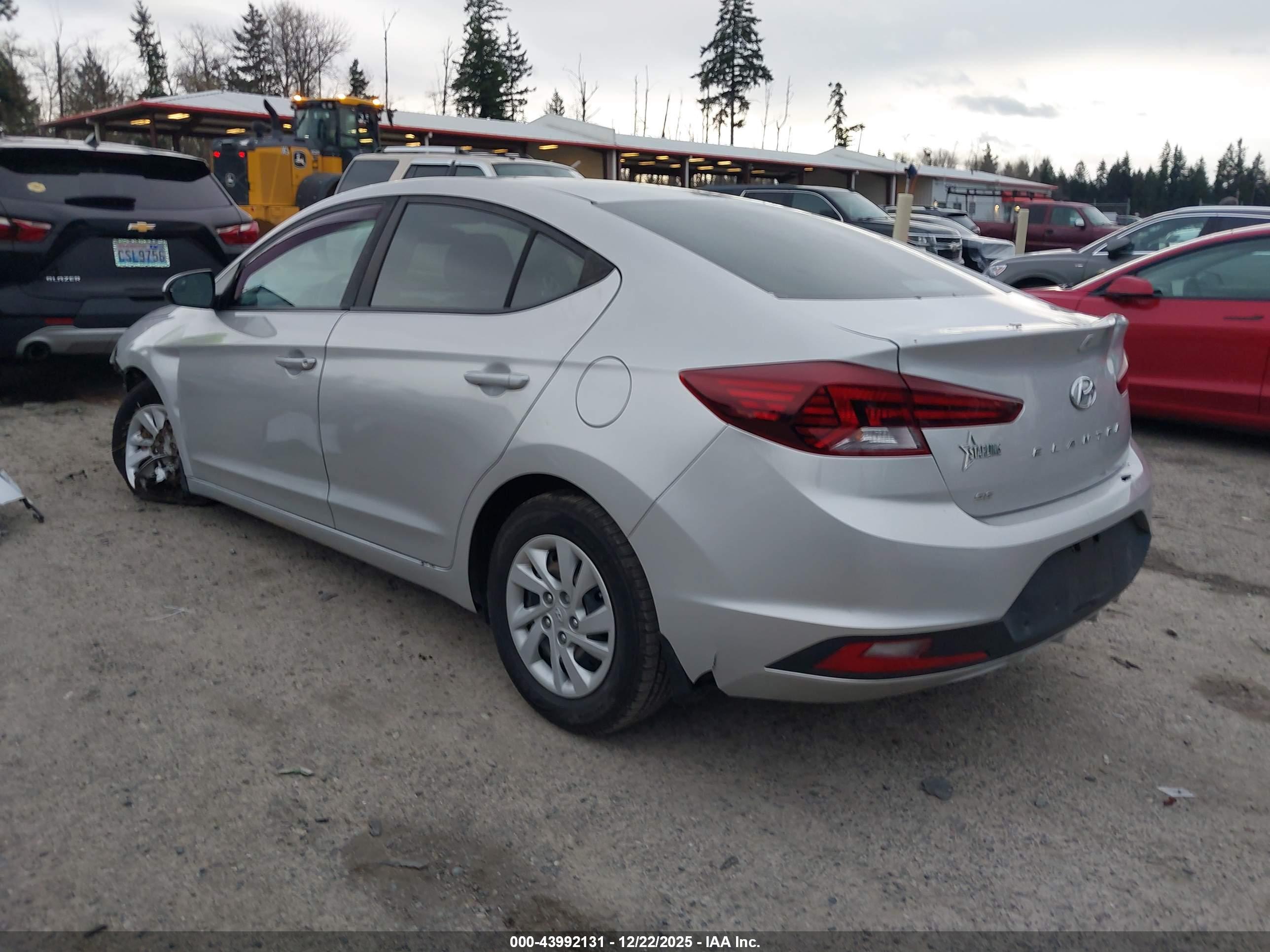 HYUNDAI ELANTRA image 3