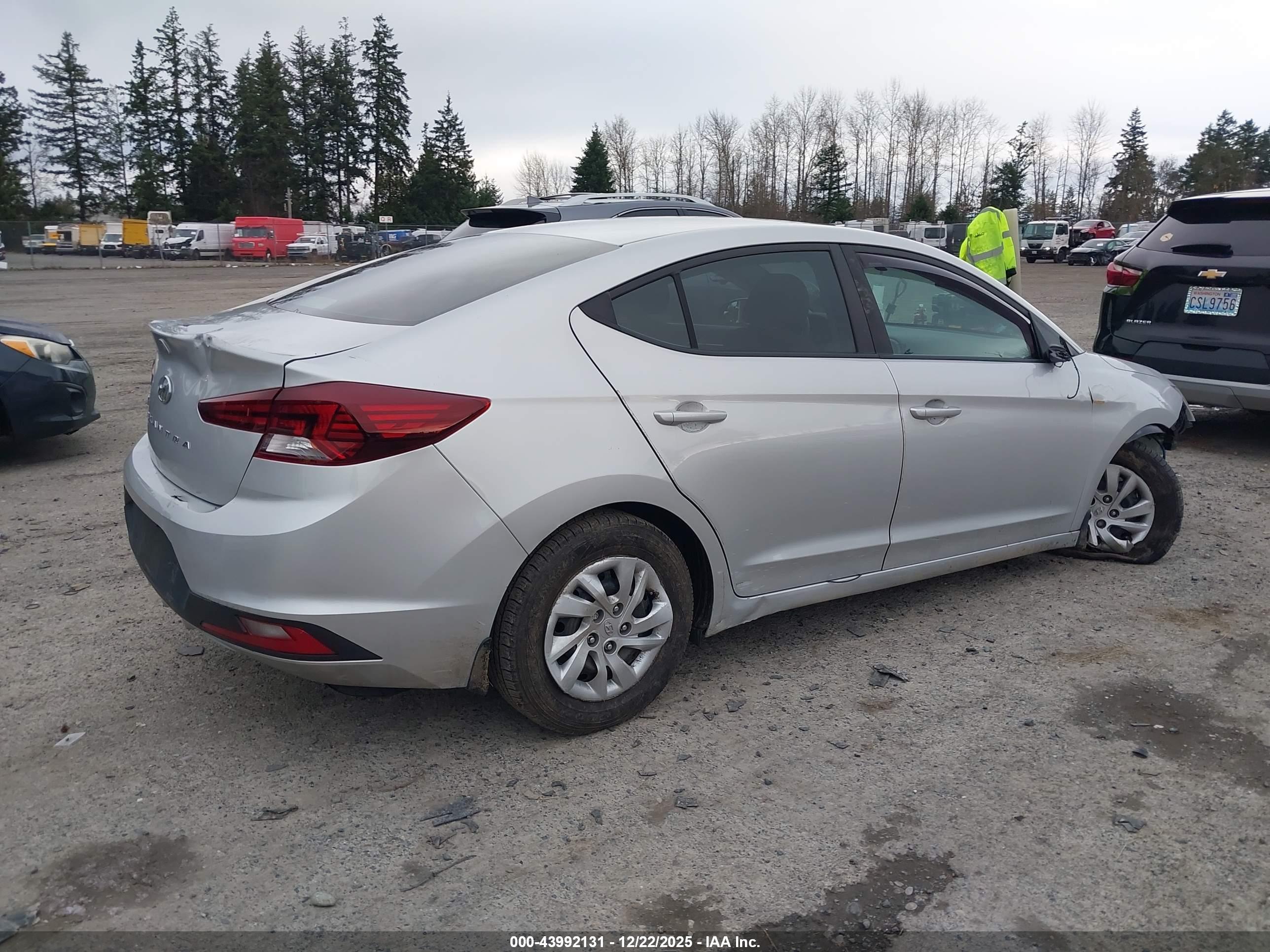 HYUNDAI ELANTRA image 4