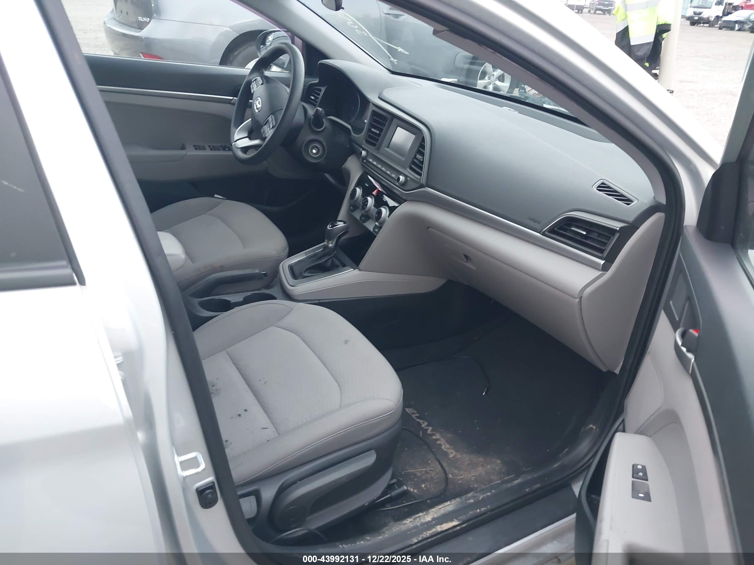 HYUNDAI ELANTRA image 5