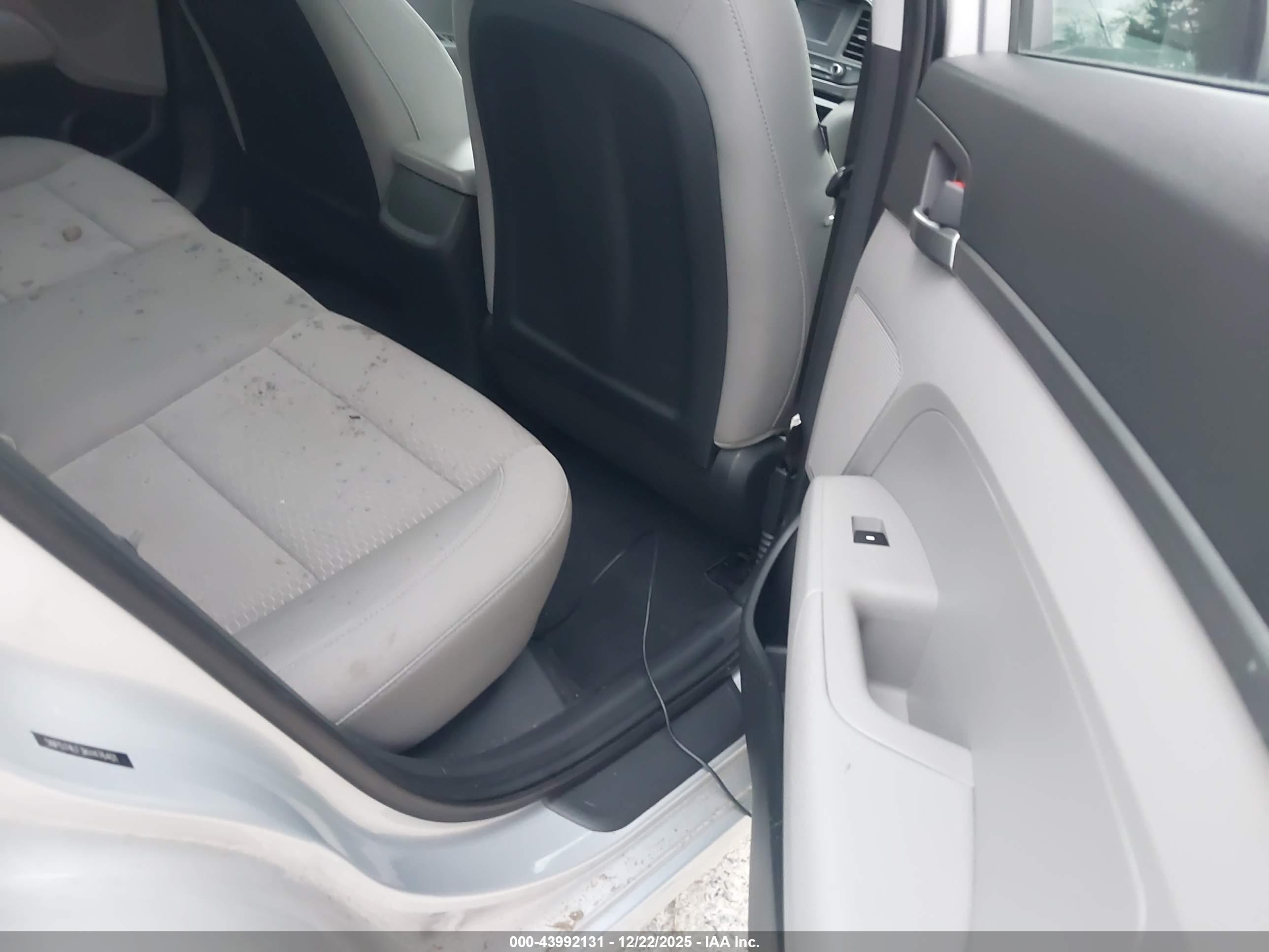 HYUNDAI ELANTRA image 8