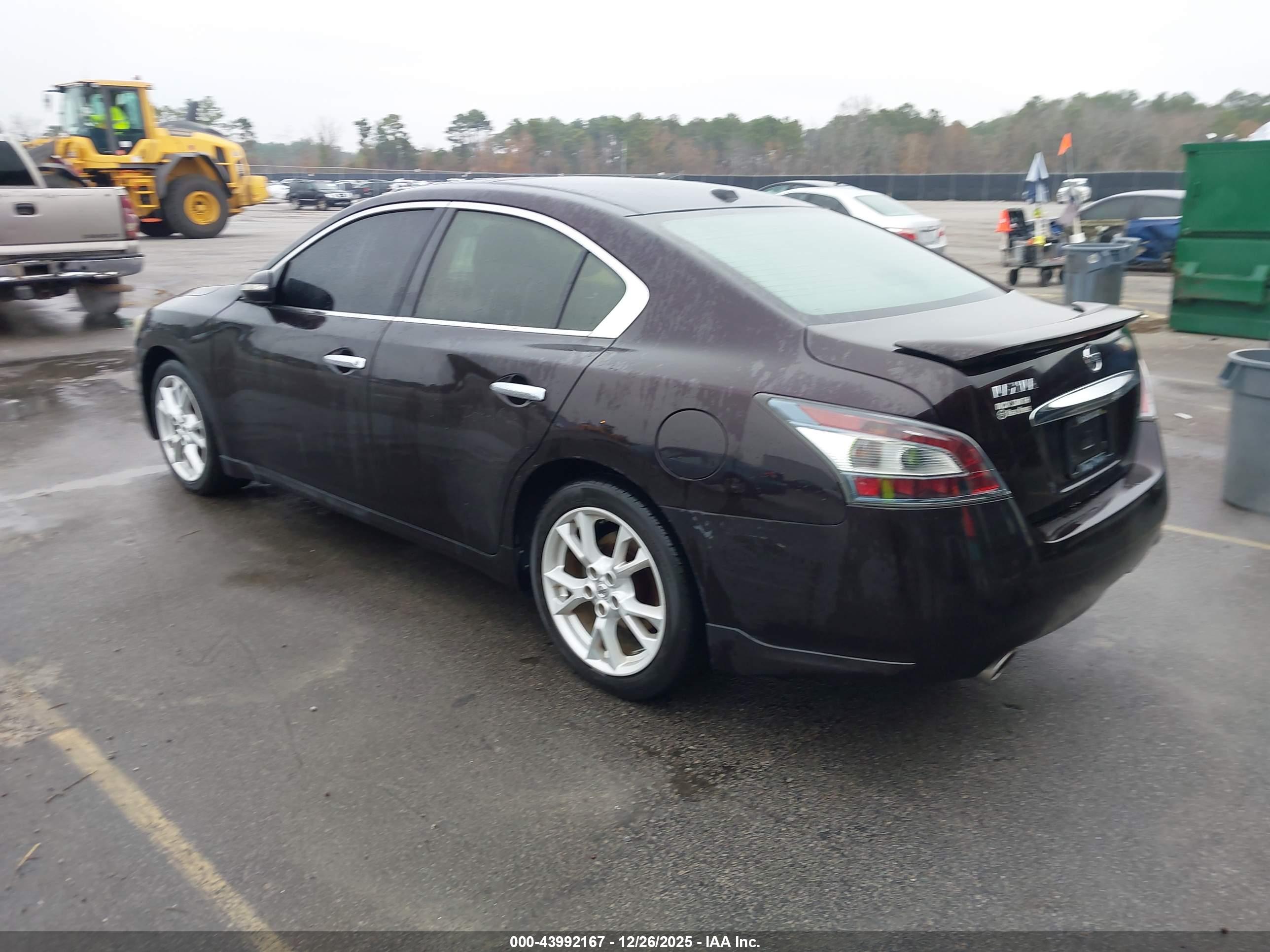 NISSAN MAXIMA image 3