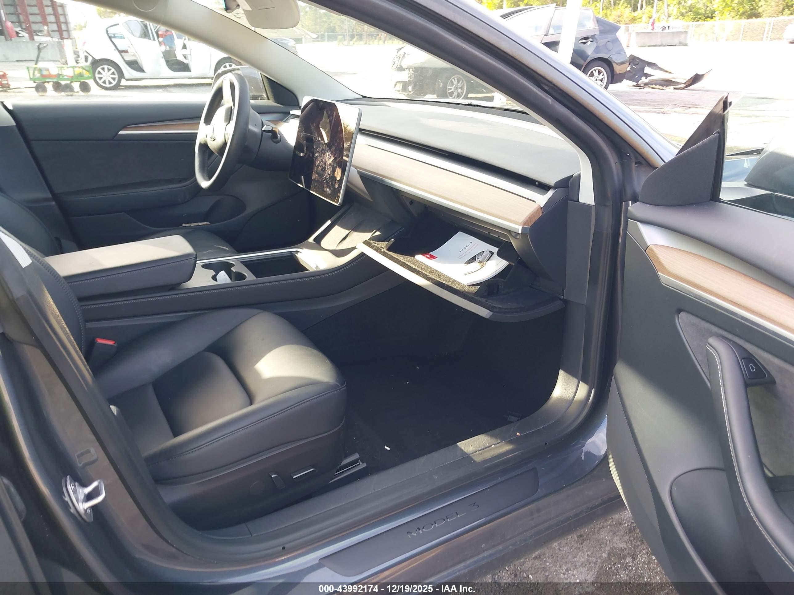 TESLA MODEL image 5