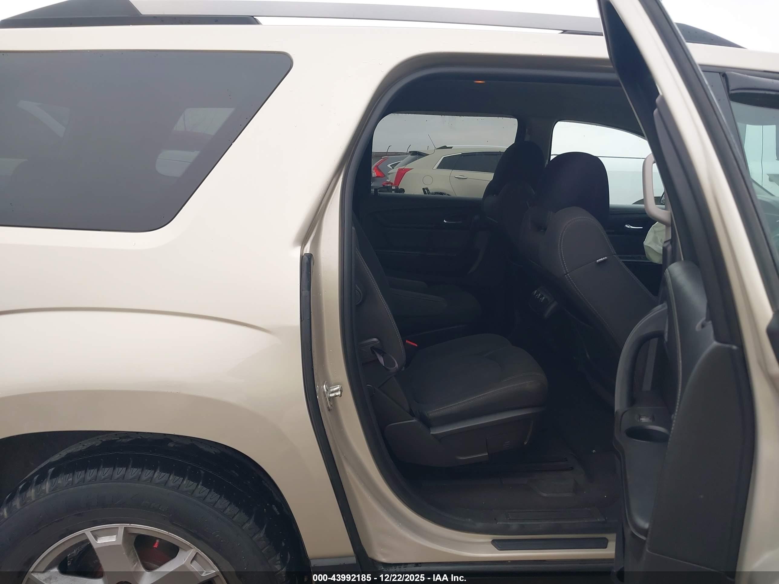 GMC ACADIA image 8