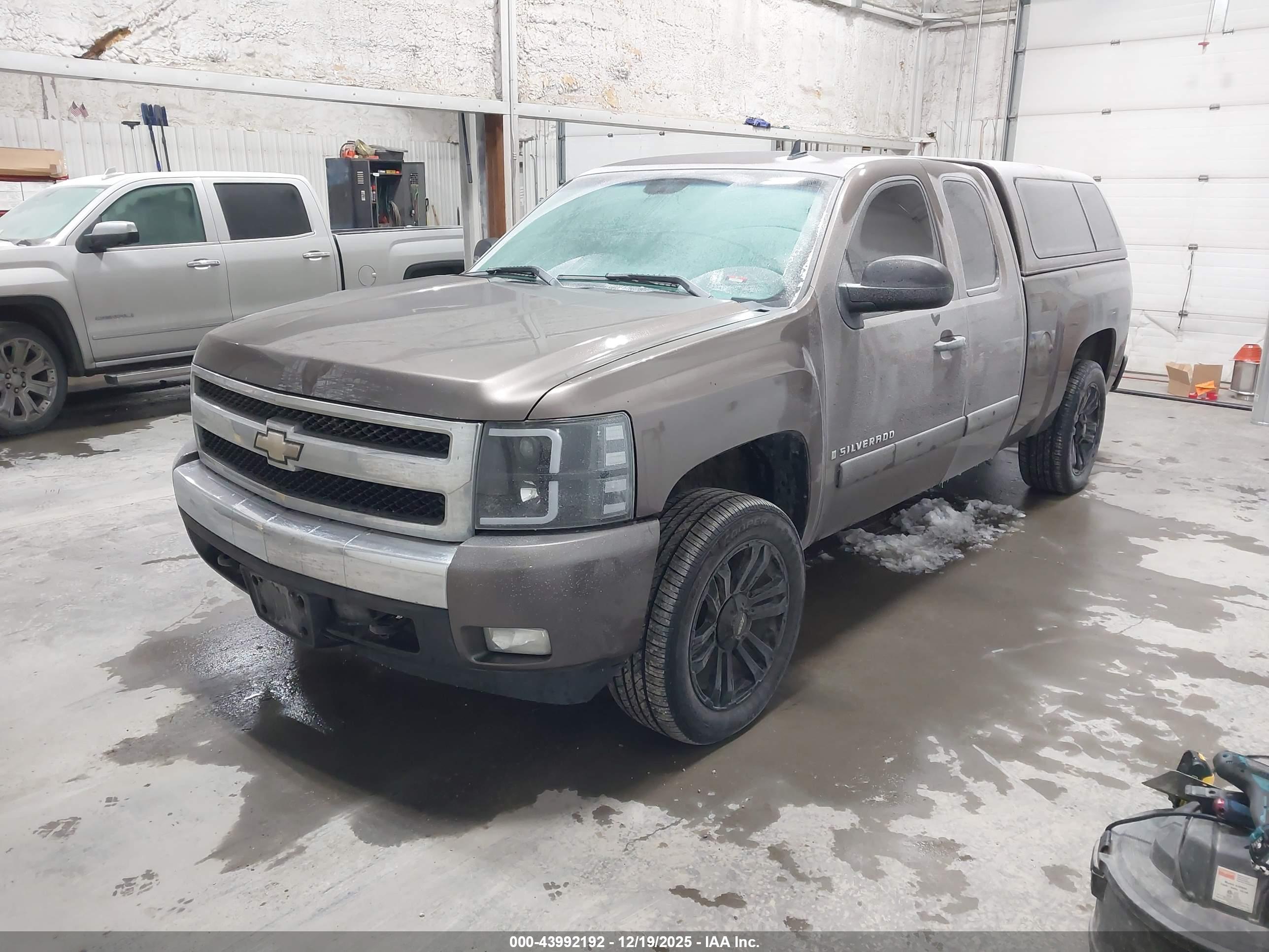 CHEVROLET SILVERADO image 2