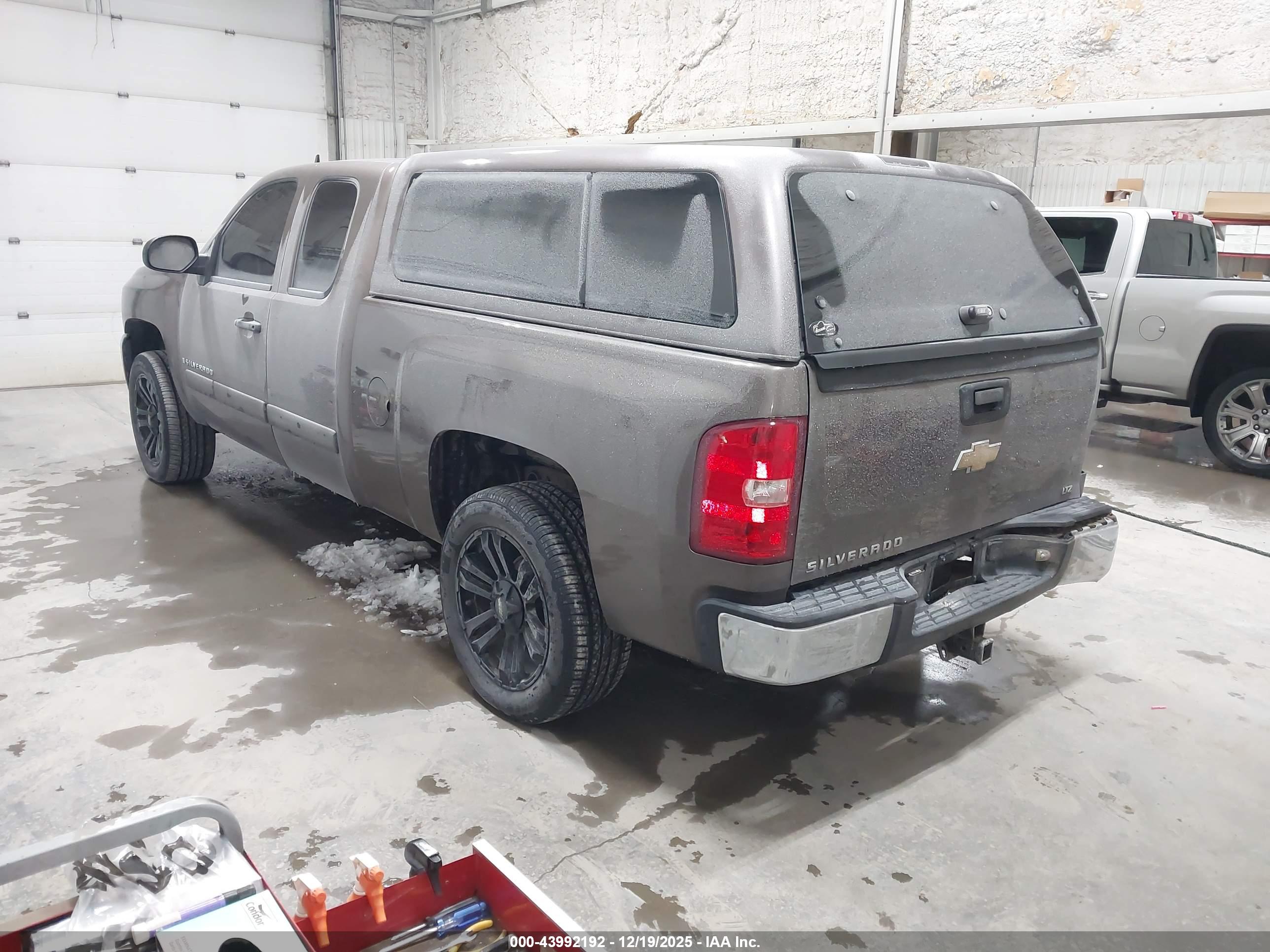 CHEVROLET SILVERADO image 3