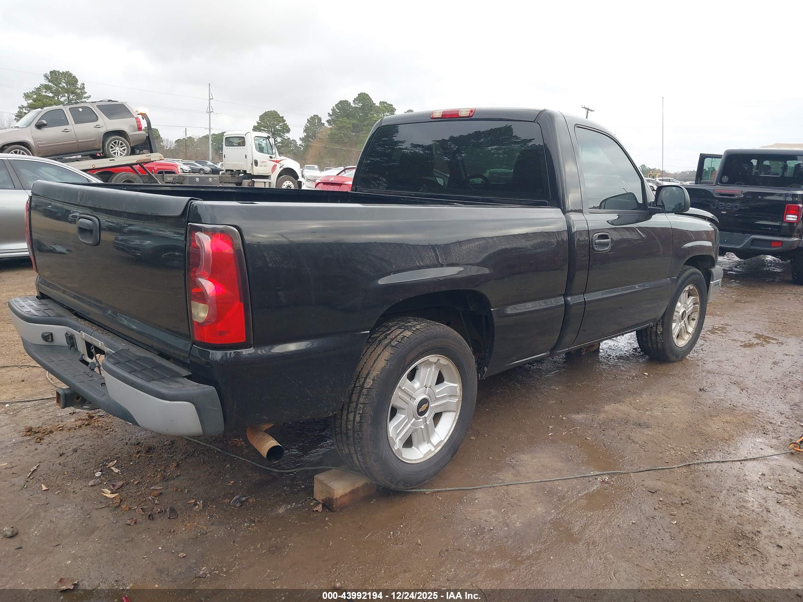 CHEVROLET SILVERADO image 4