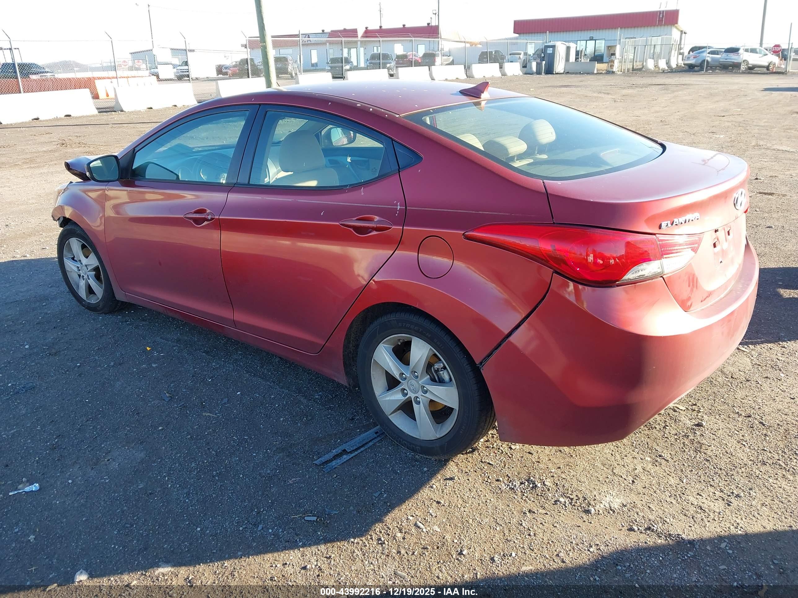 HYUNDAI ELANTRA image 3