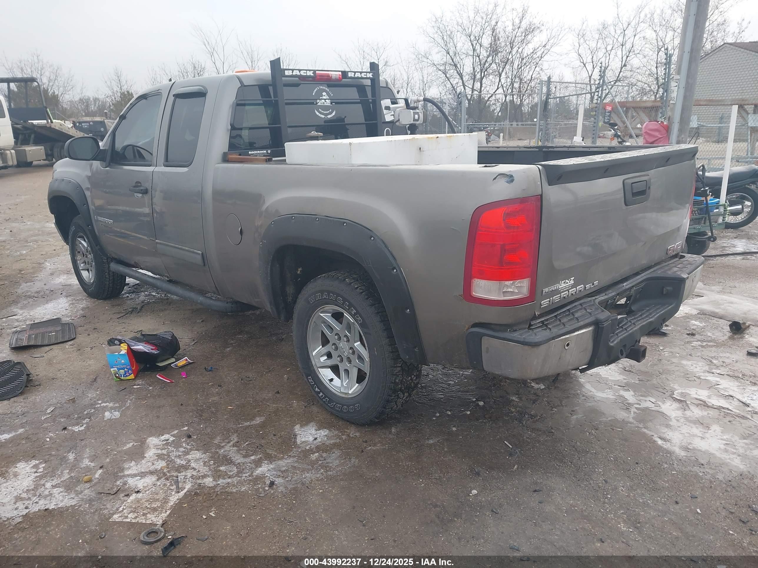 GMC SIERRA image 3