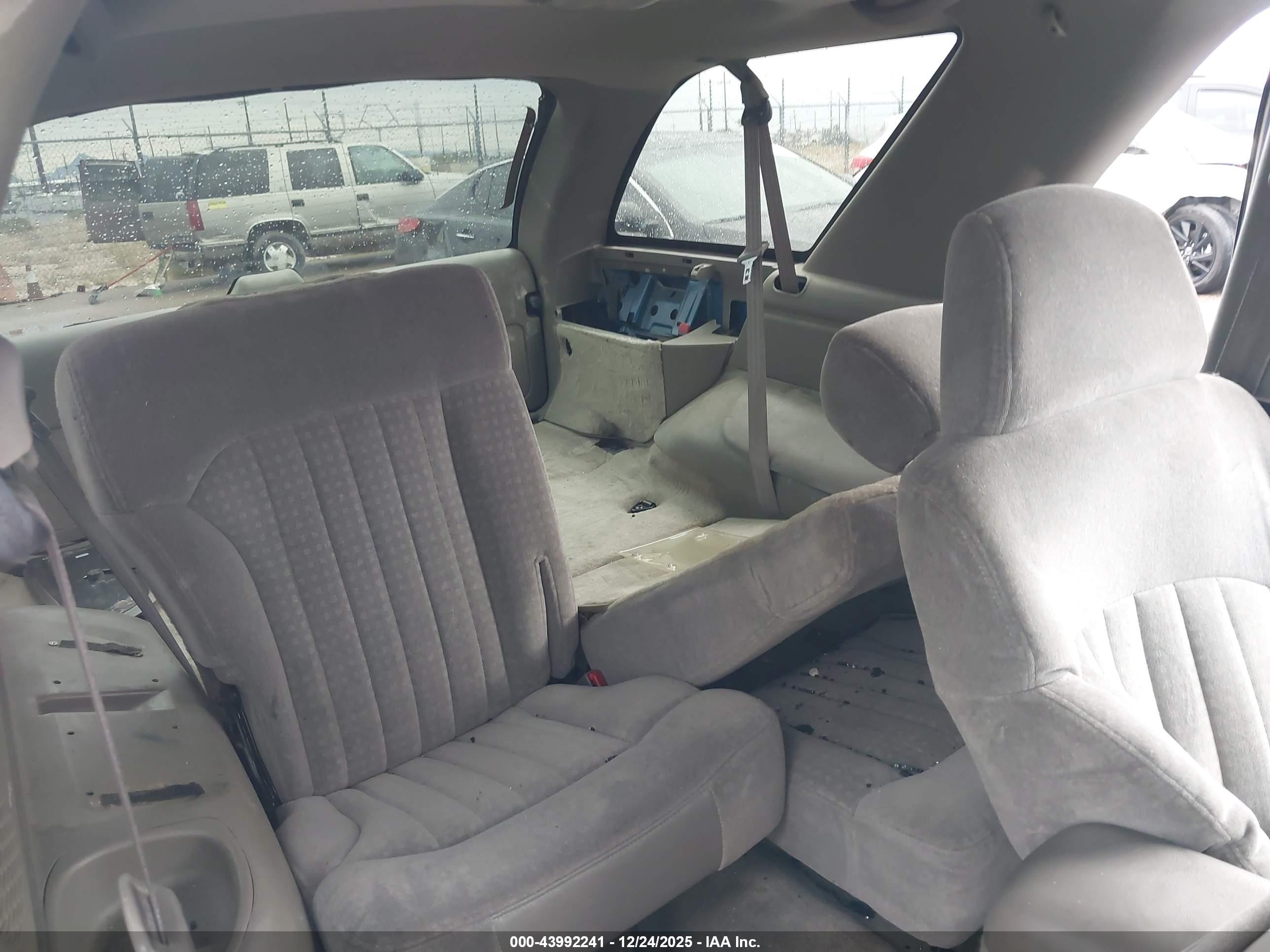 CHEVROLET BLAZER image 8