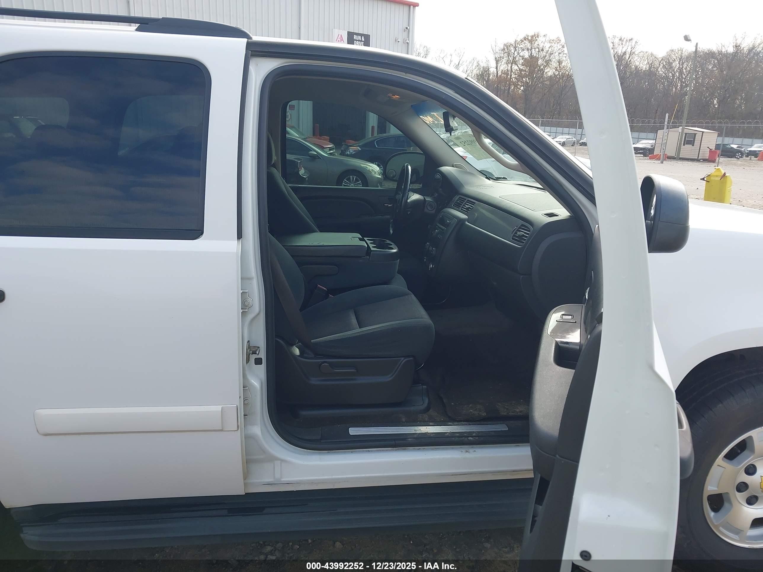 CHEVROLET TAHOE image 5