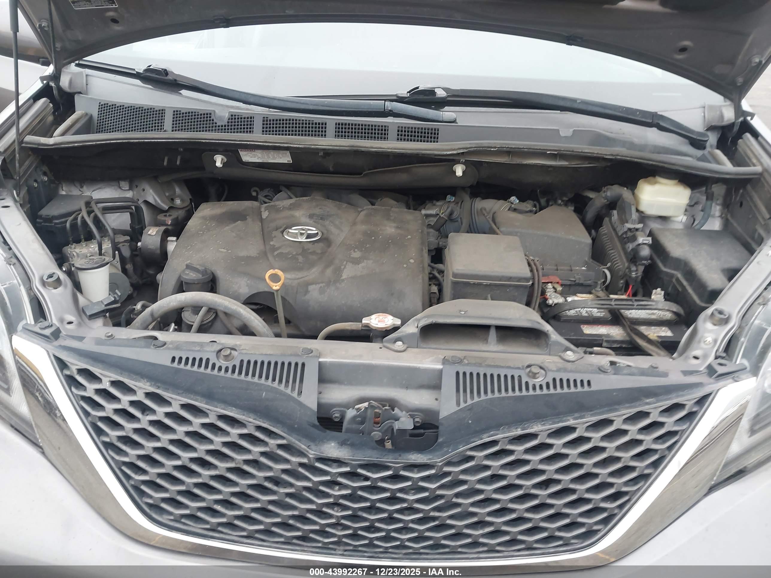 TOYOTA SIENNA image 10