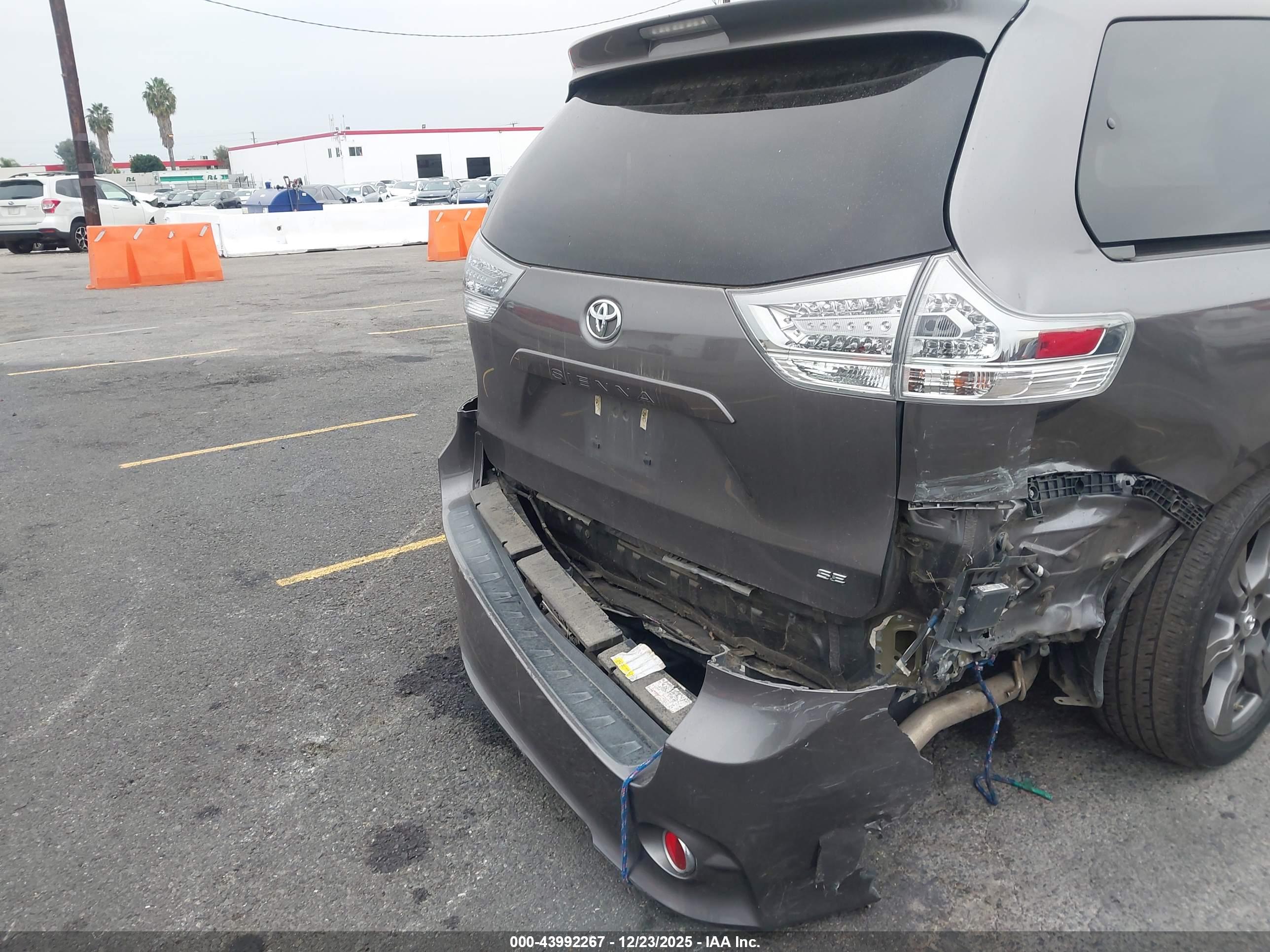 TOYOTA SIENNA image 4