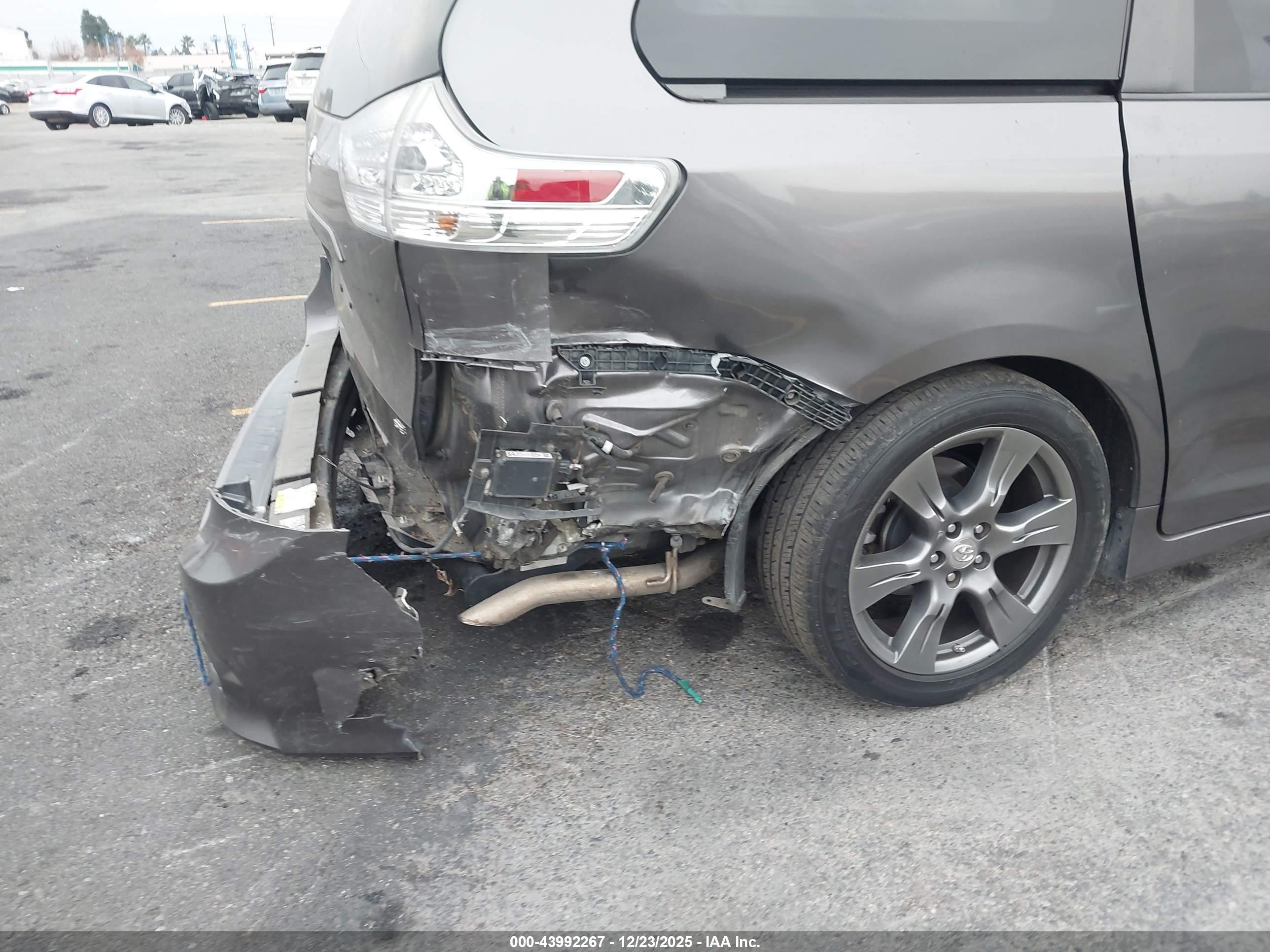 TOYOTA SIENNA image 6