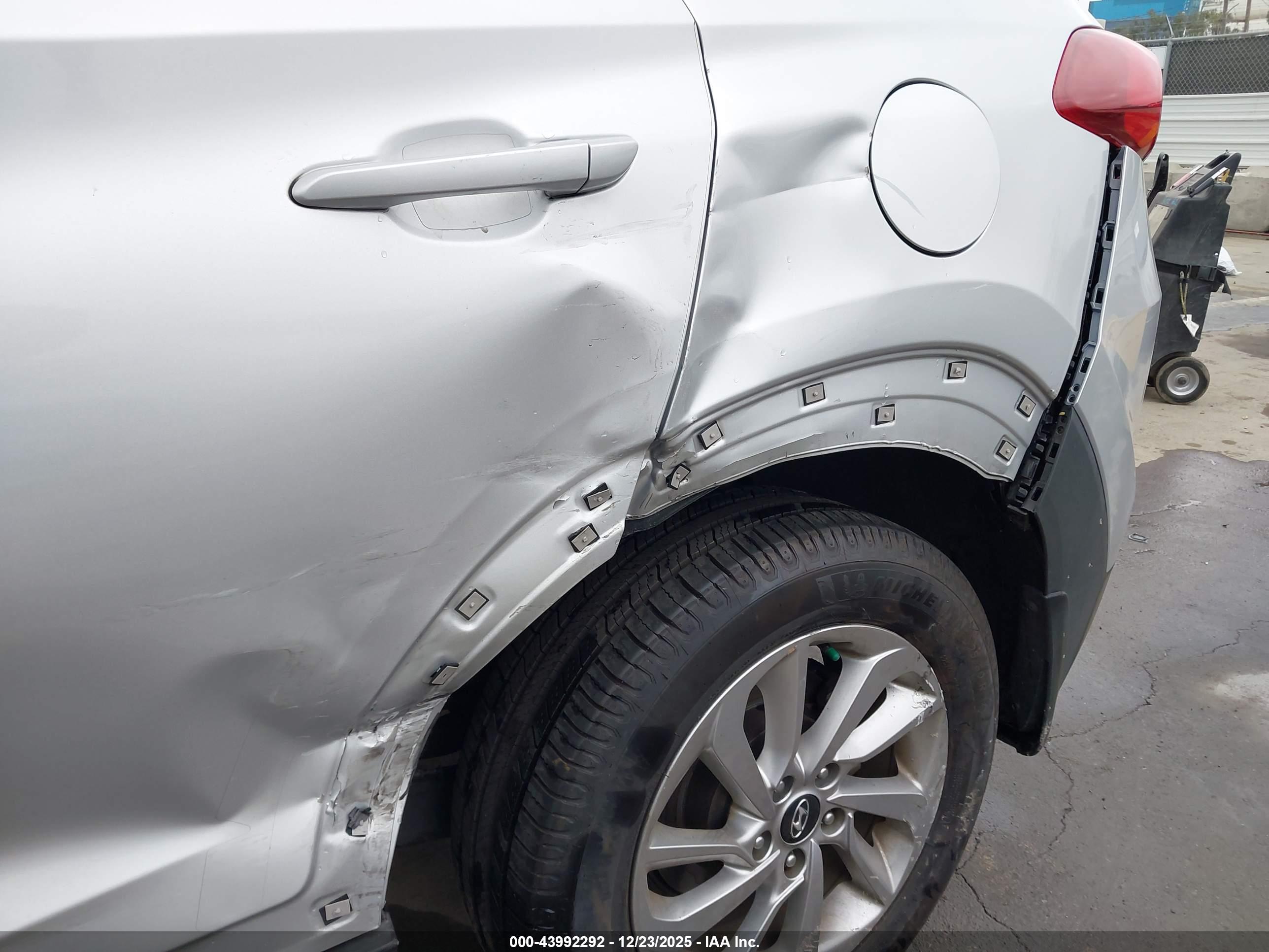HYUNDAI TUCSON image 6